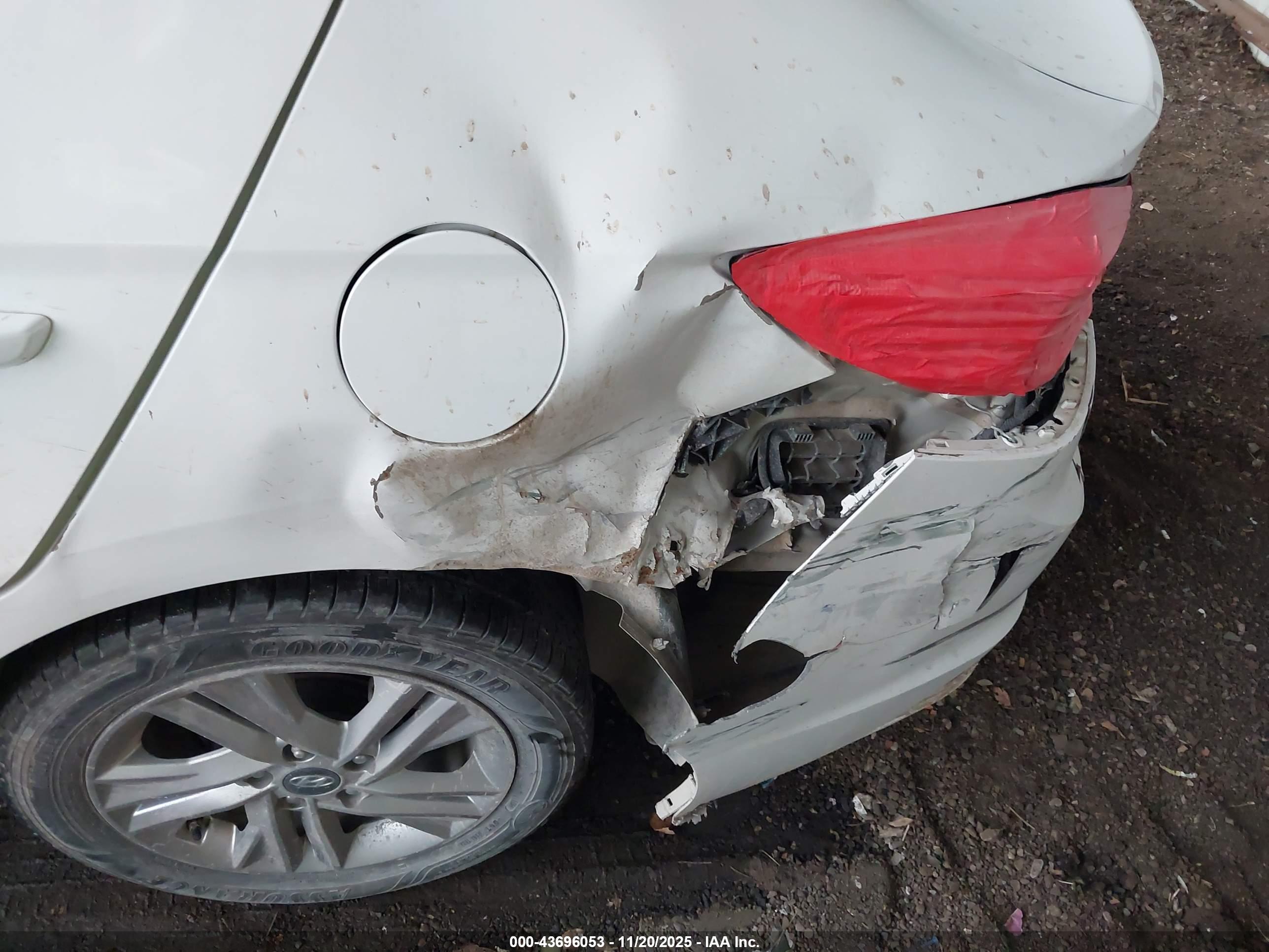 HYUNDAI ELANTRA image 6
