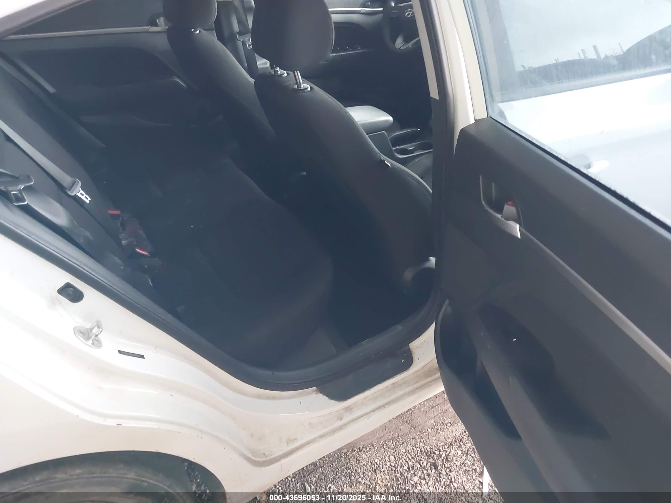 HYUNDAI ELANTRA image 8