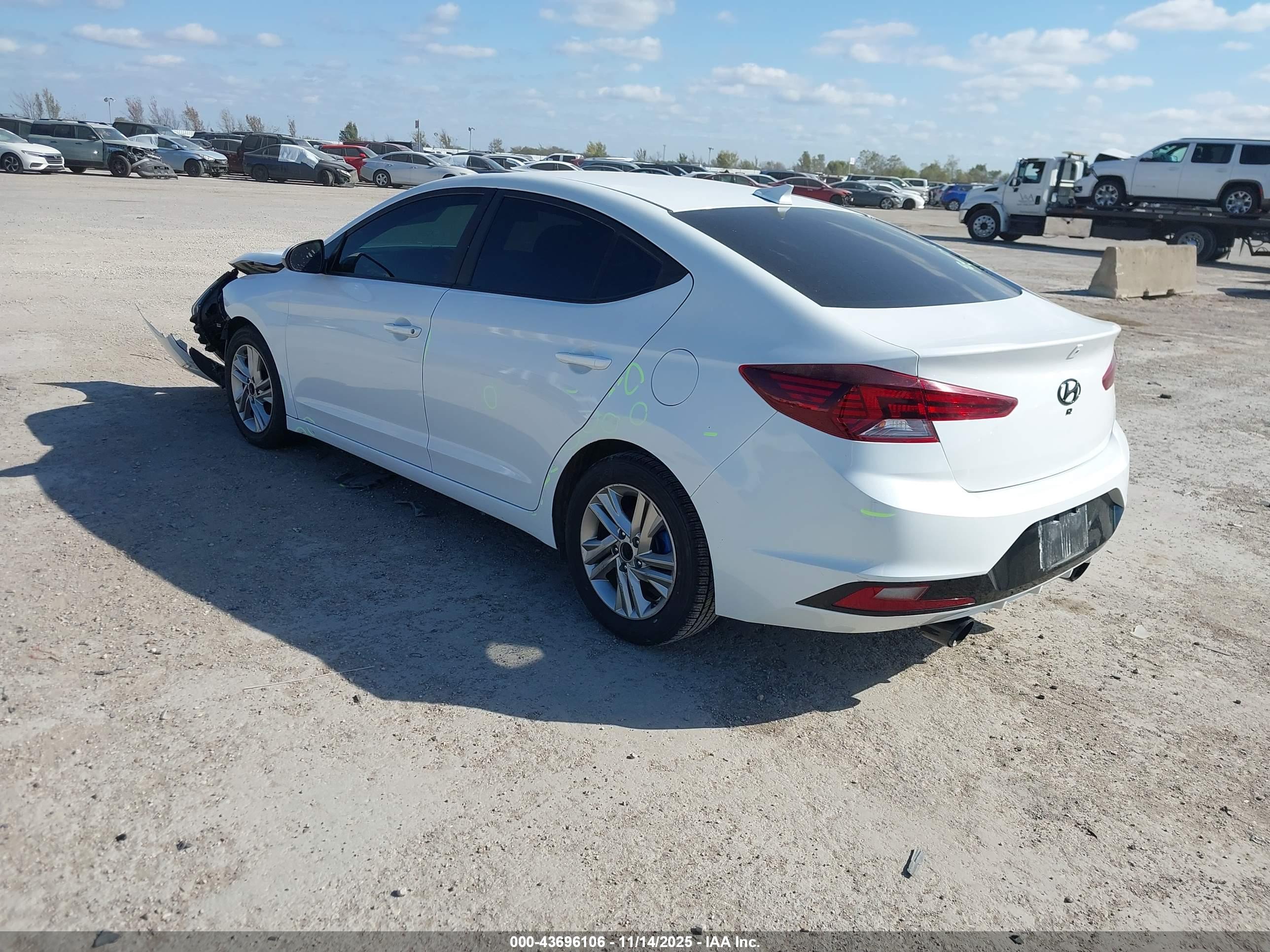HYUNDAI ELANTRA image 3
