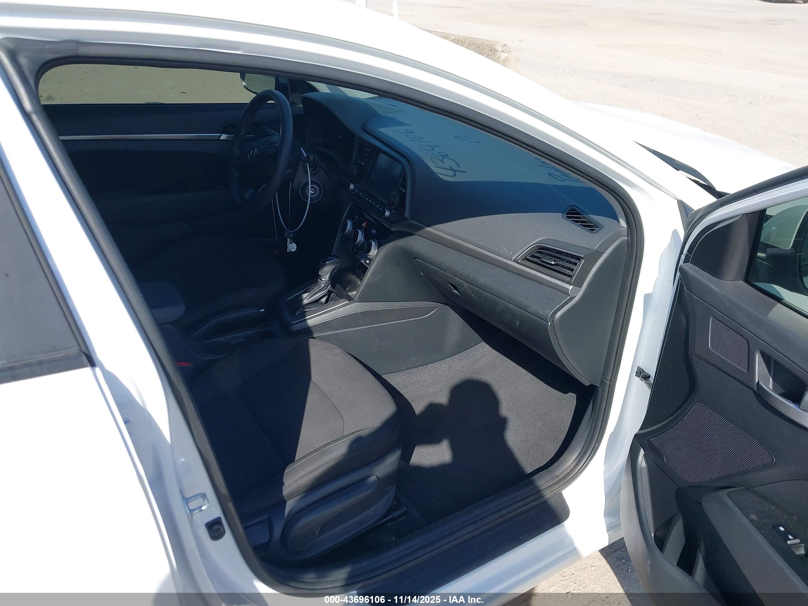 HYUNDAI ELANTRA image 5