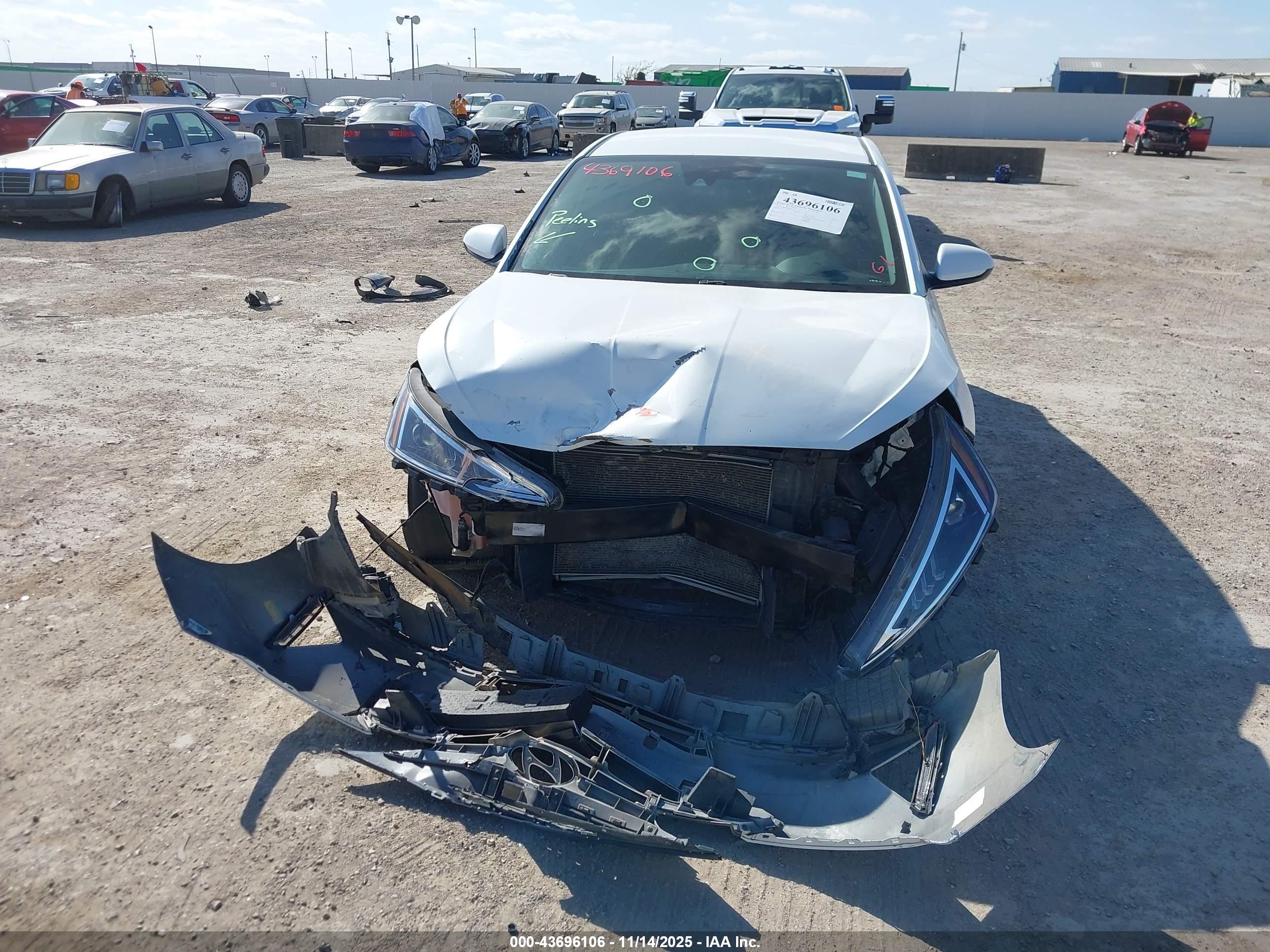 HYUNDAI ELANTRA image 6