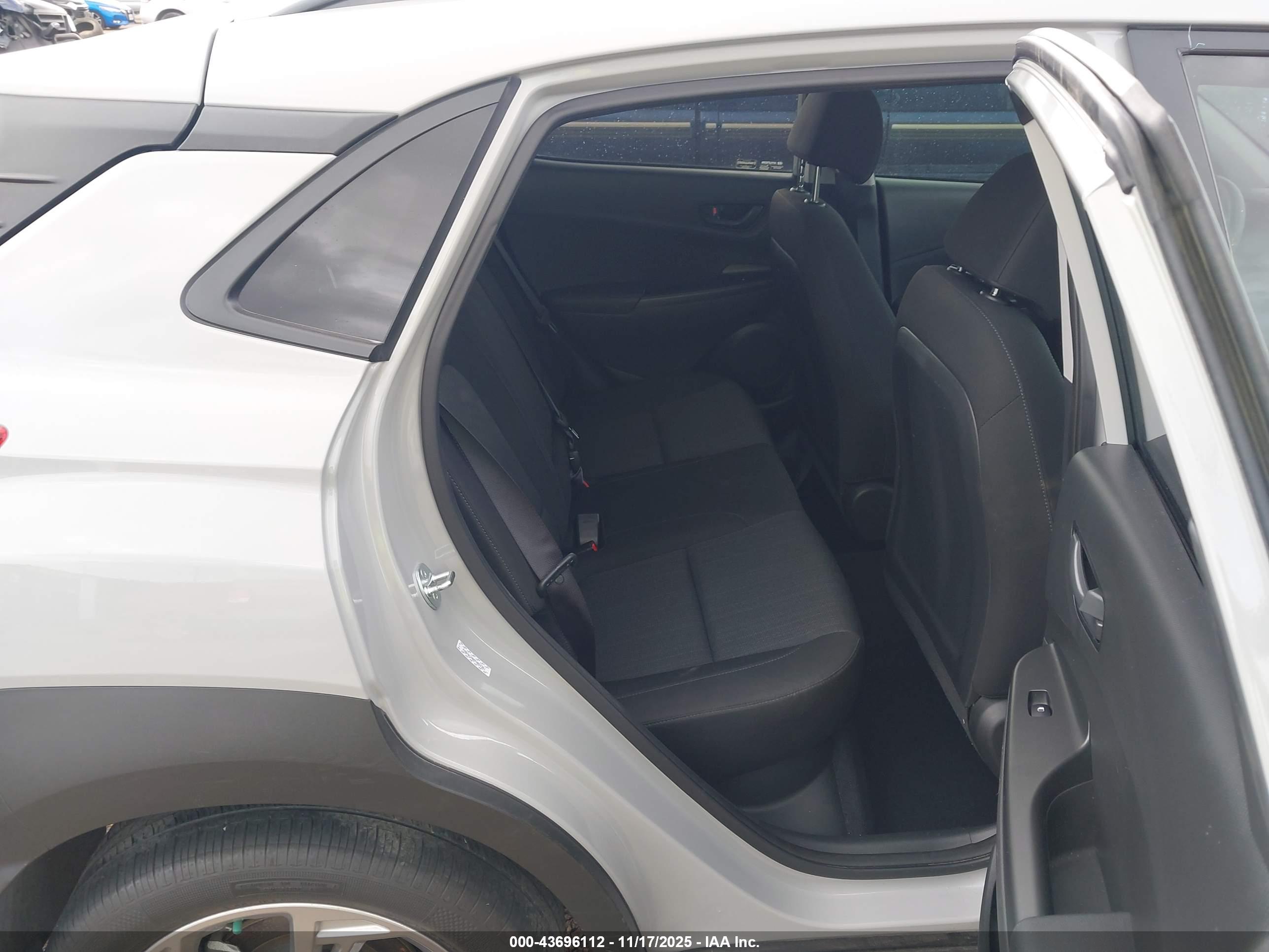 HYUNDAI KONA image 8