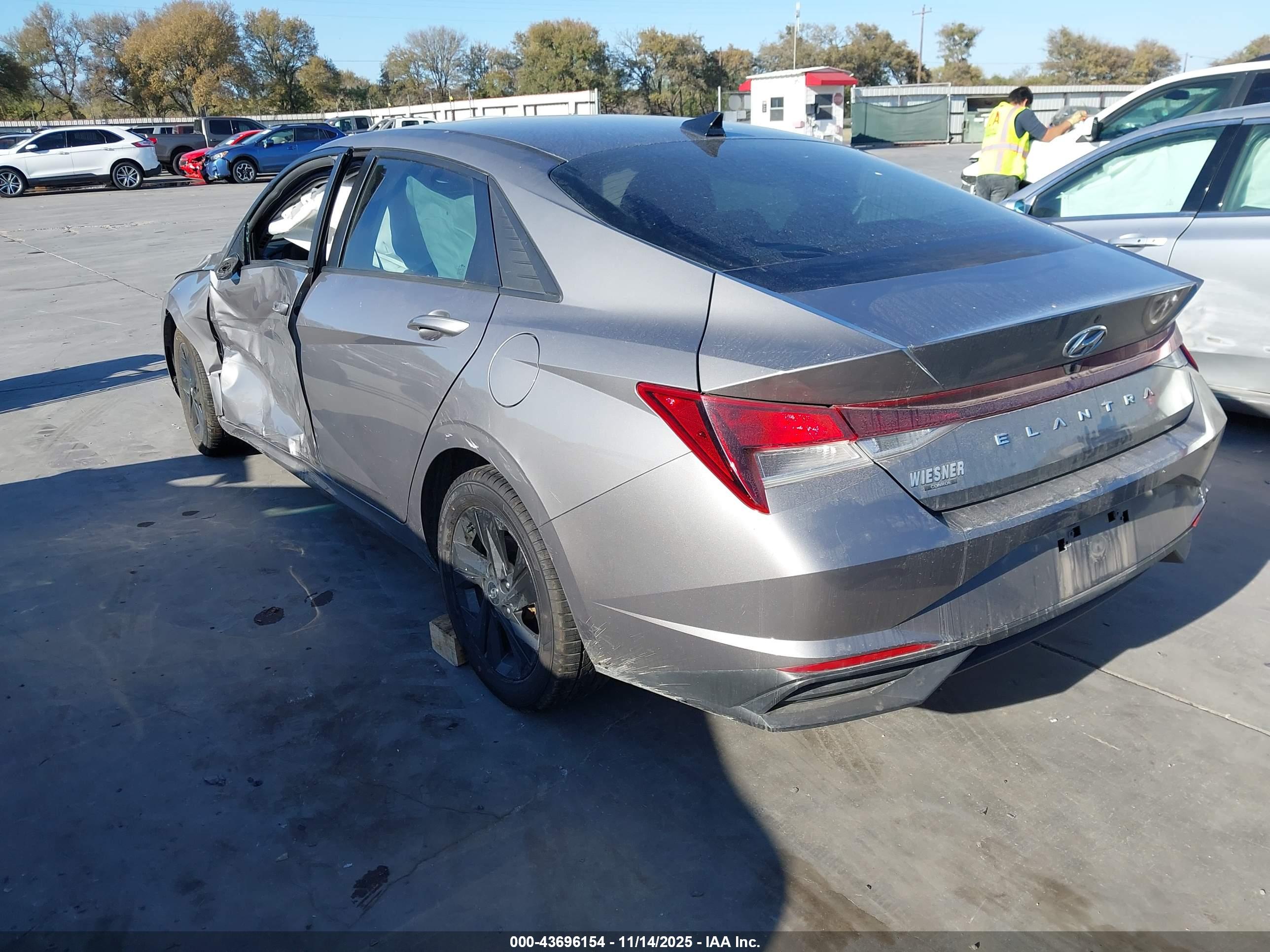 HYUNDAI ELANTRA image 3