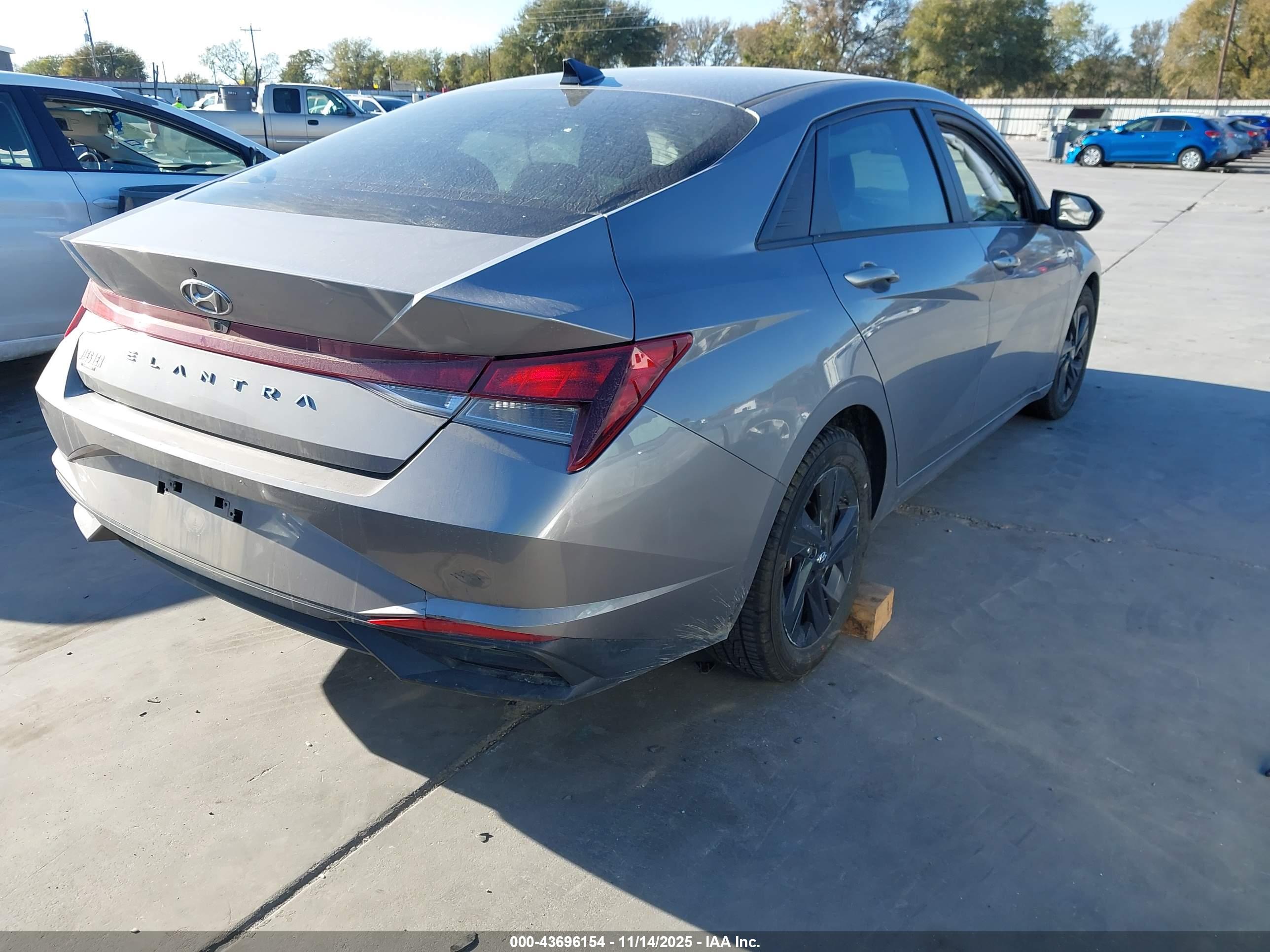 HYUNDAI ELANTRA image 4