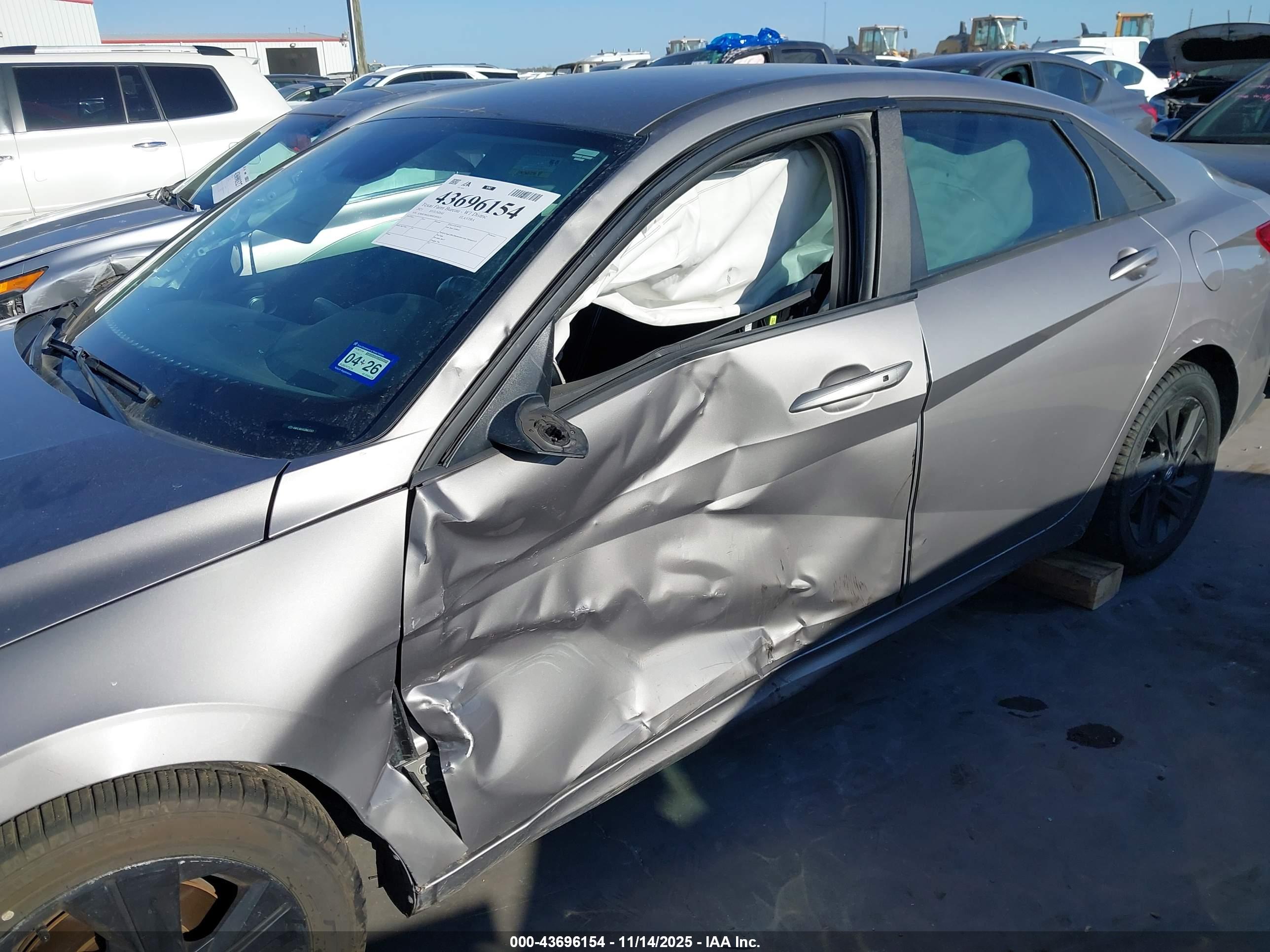 HYUNDAI ELANTRA image 6