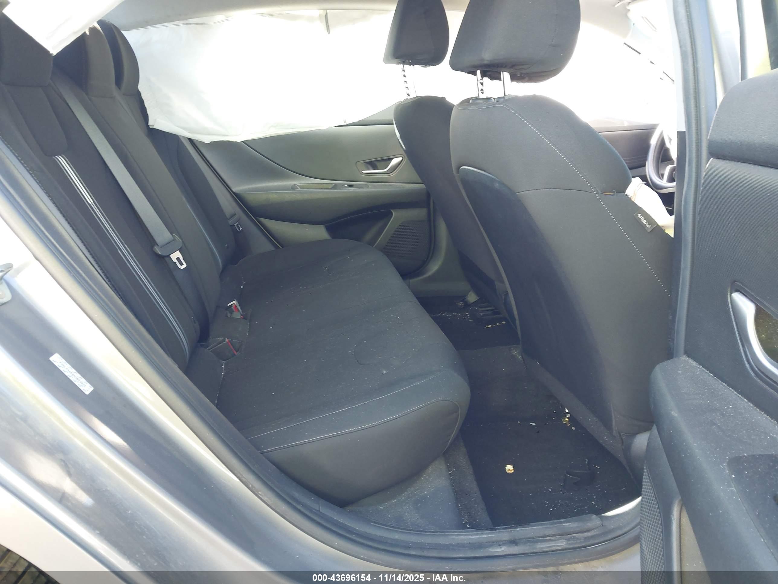 HYUNDAI ELANTRA image 8