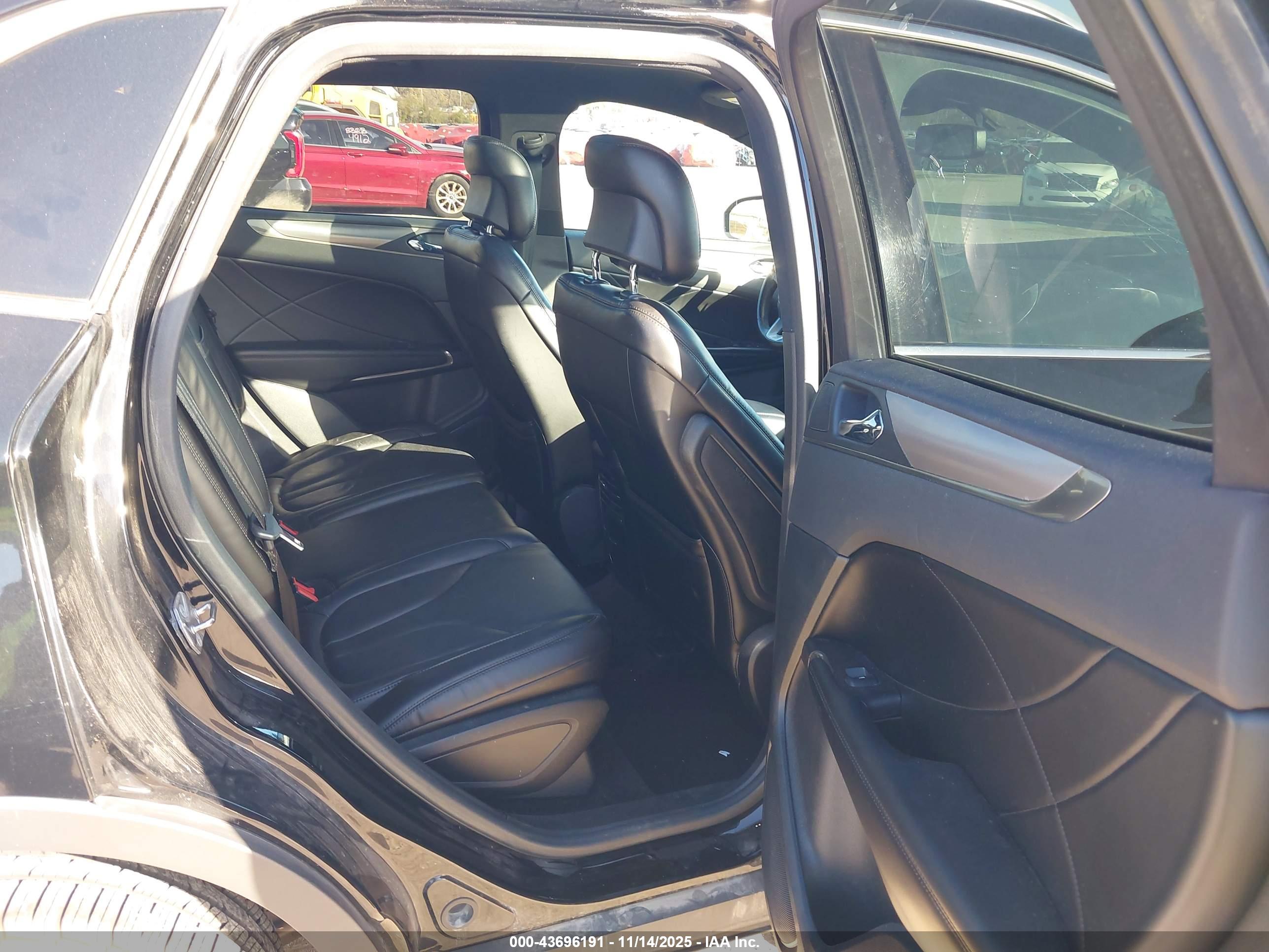 LINCOLN MKC image 8