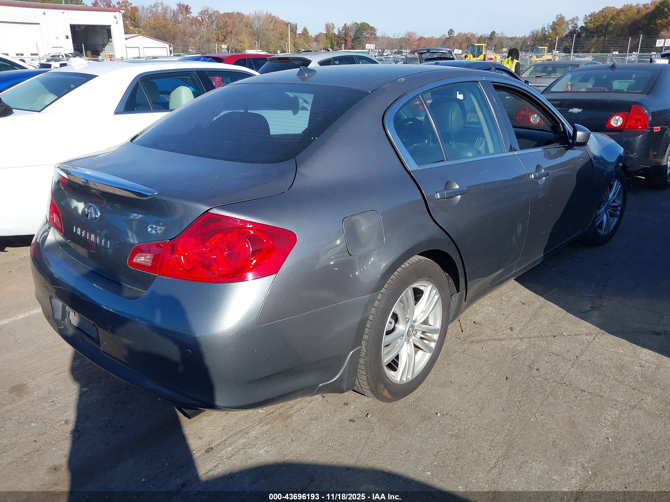 INFINITI G37 image 4