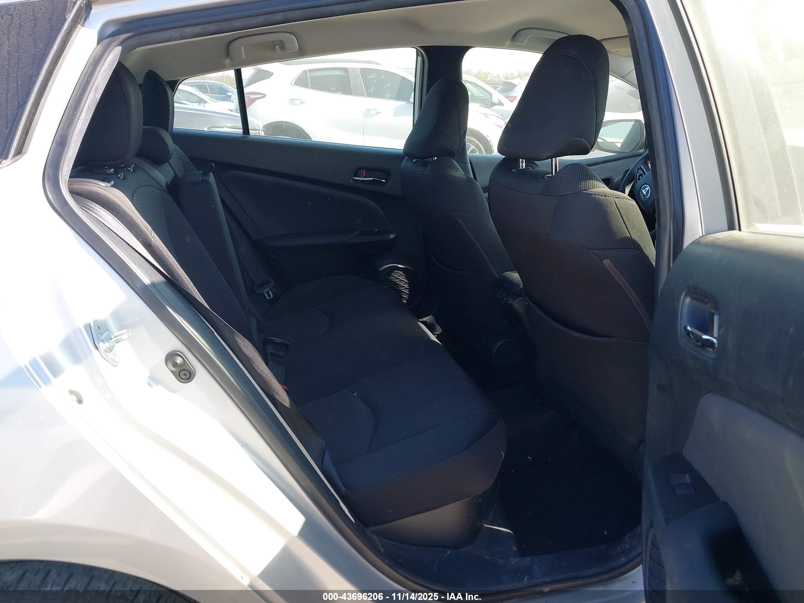 TOYOTA PRIUS image 8