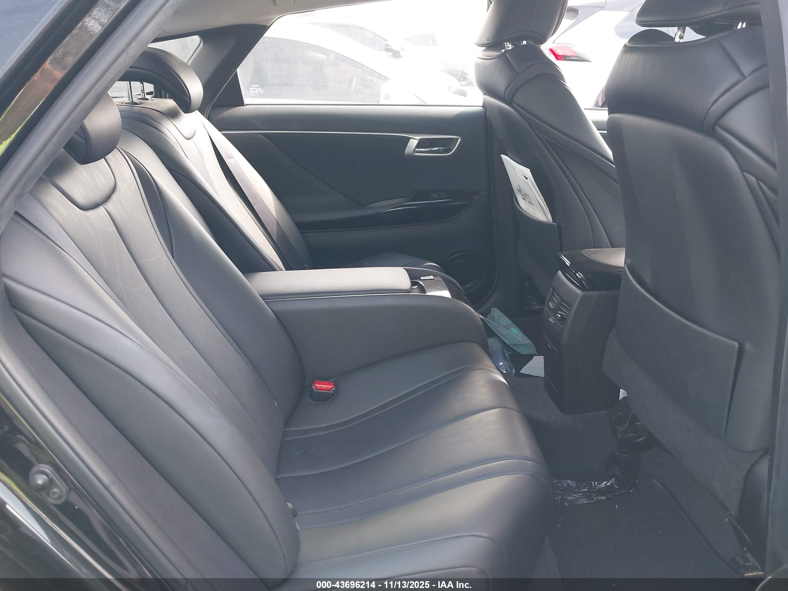 TOYOTA MIRAI image 8