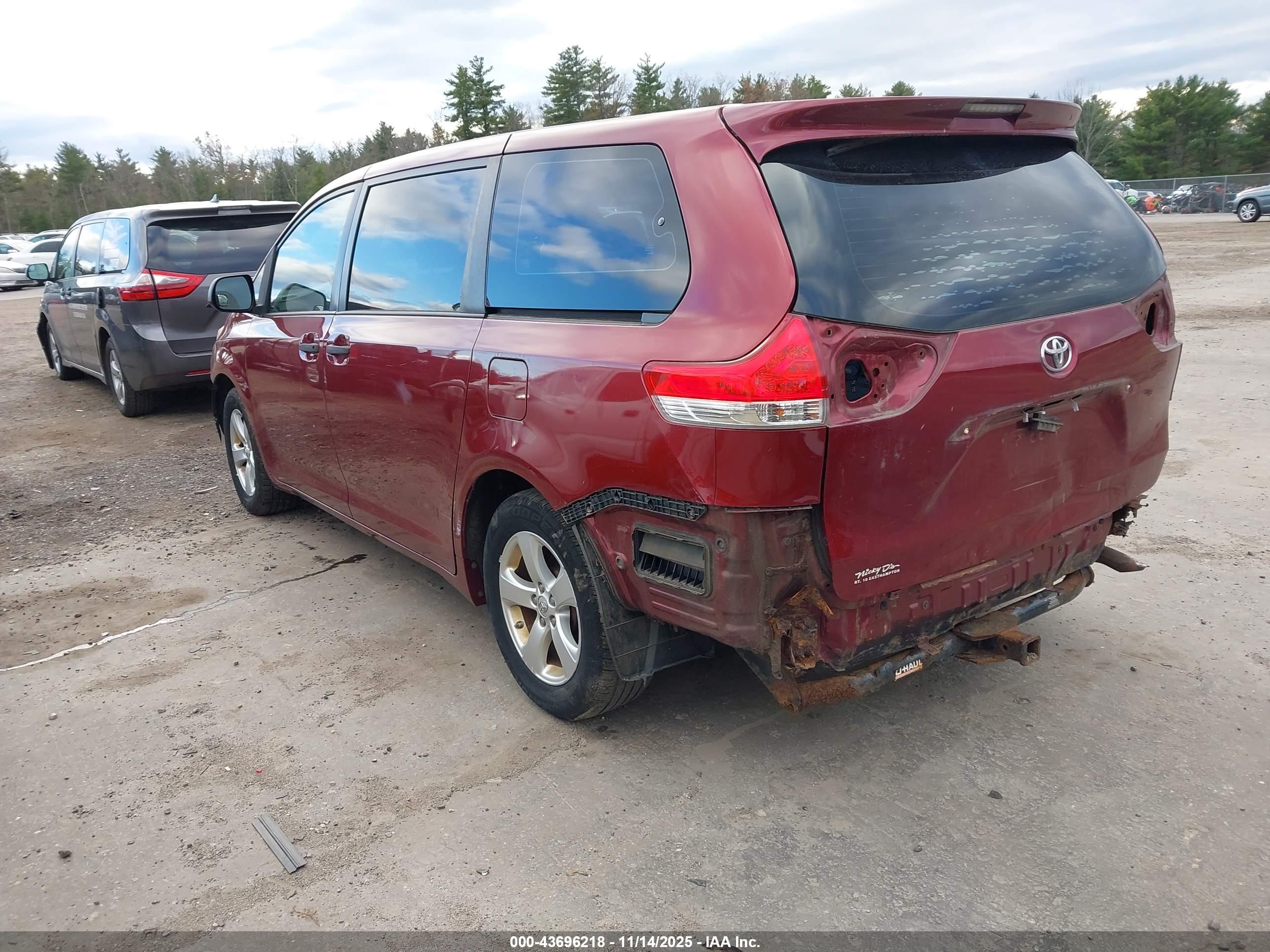 TOYOTA SIENNA image 3