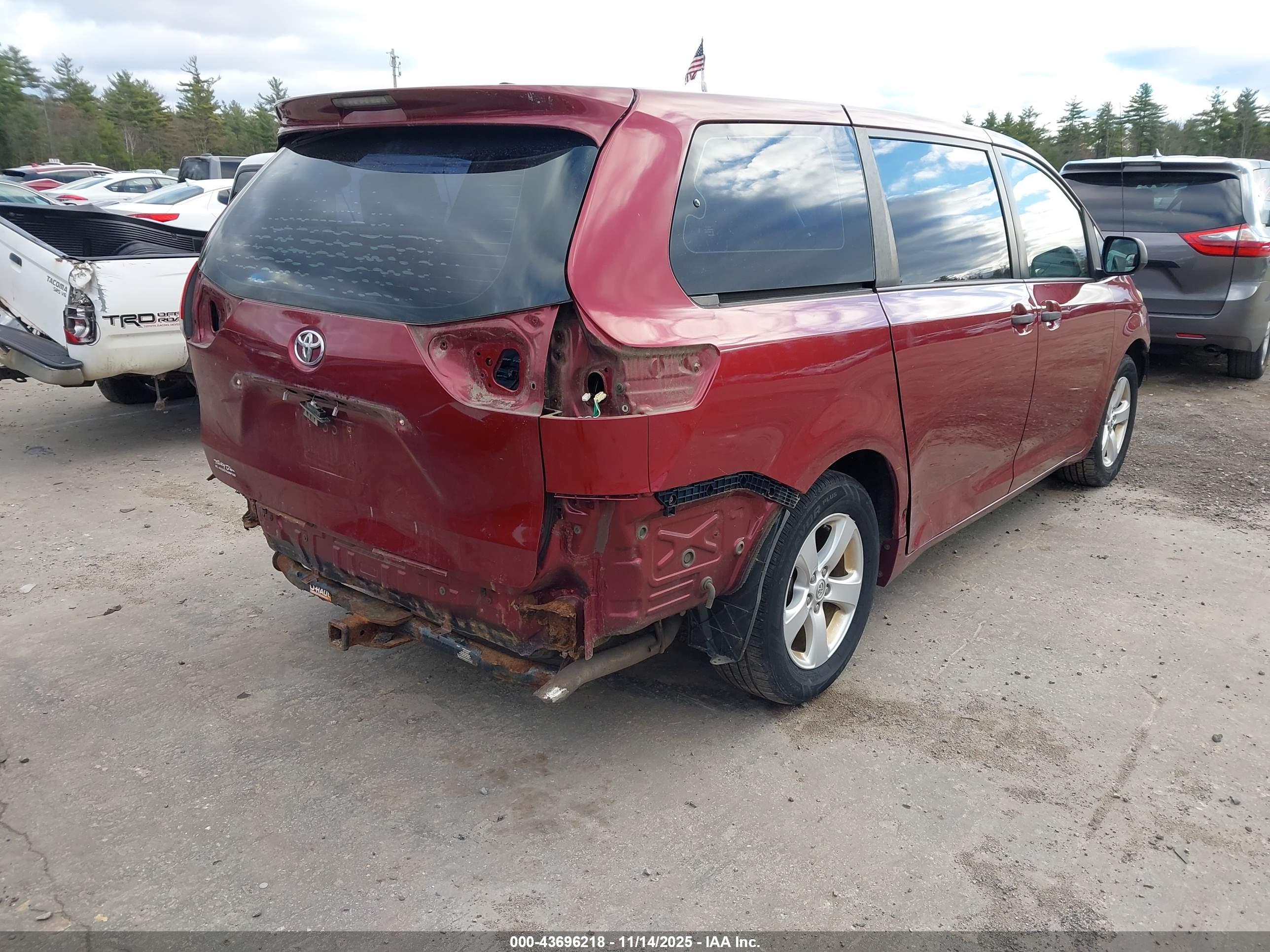 TOYOTA SIENNA image 4