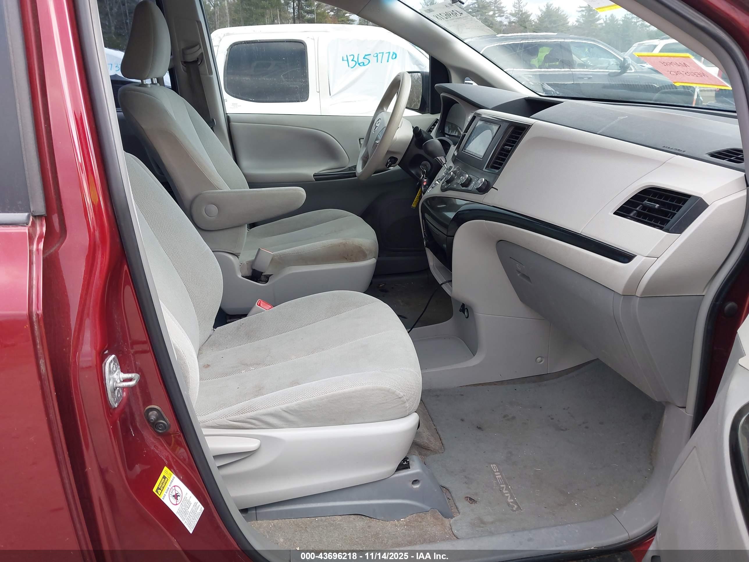 TOYOTA SIENNA image 5