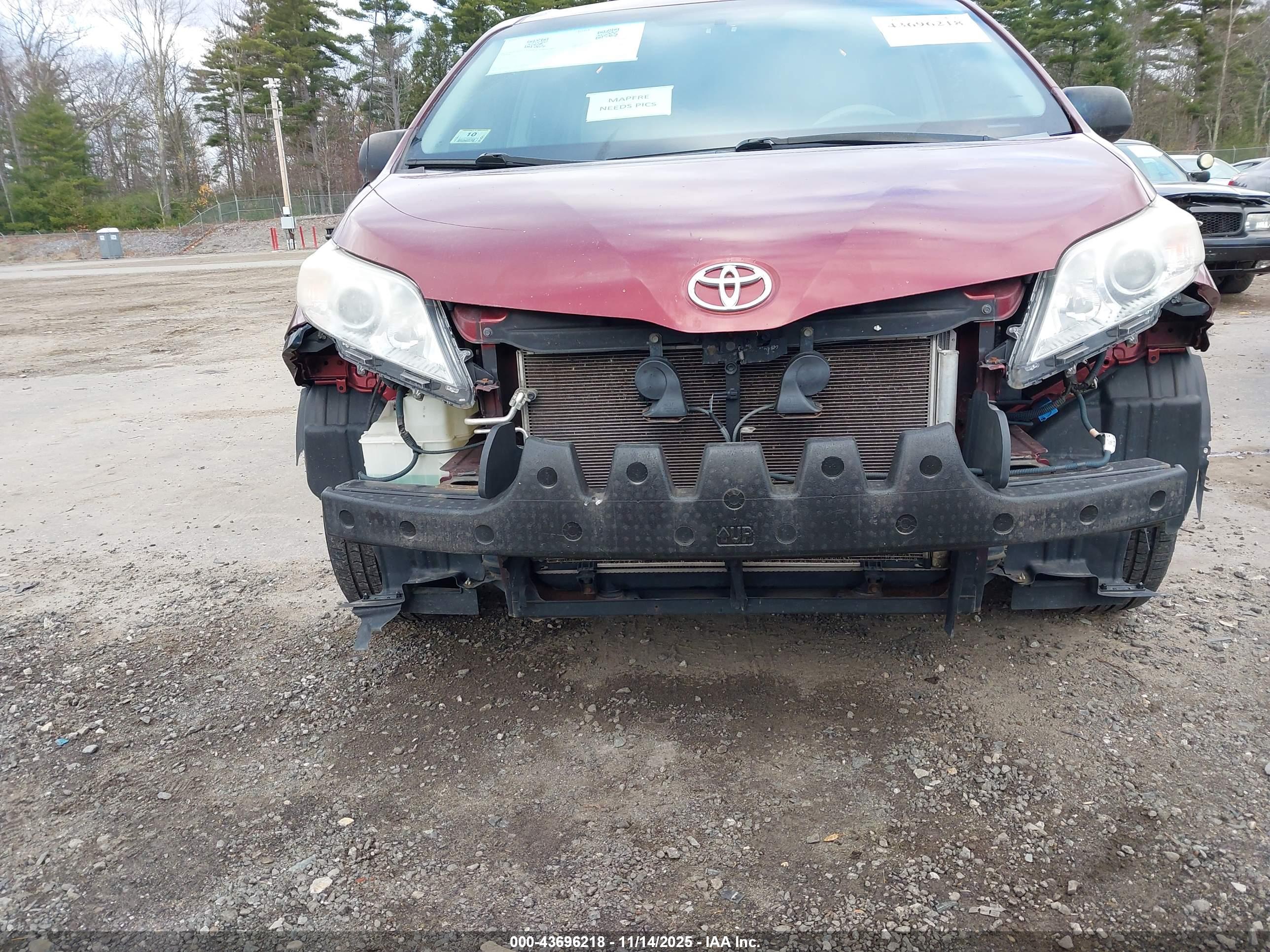 TOYOTA SIENNA image 6
