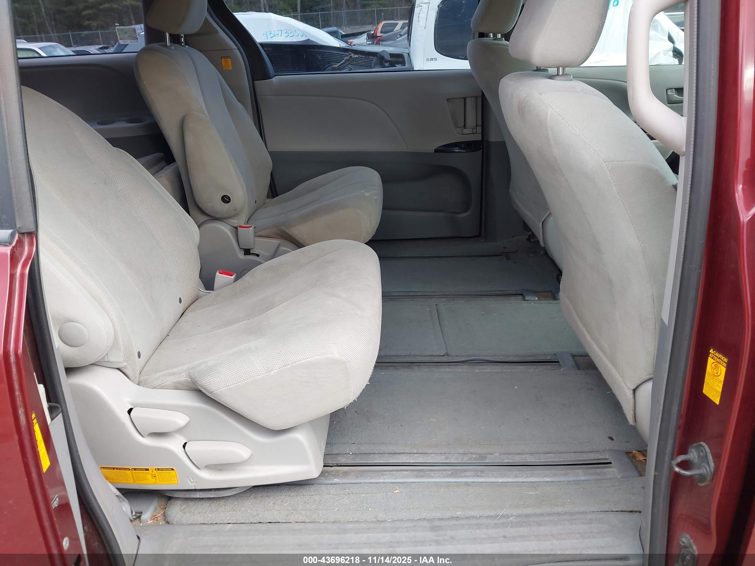 TOYOTA SIENNA image 8