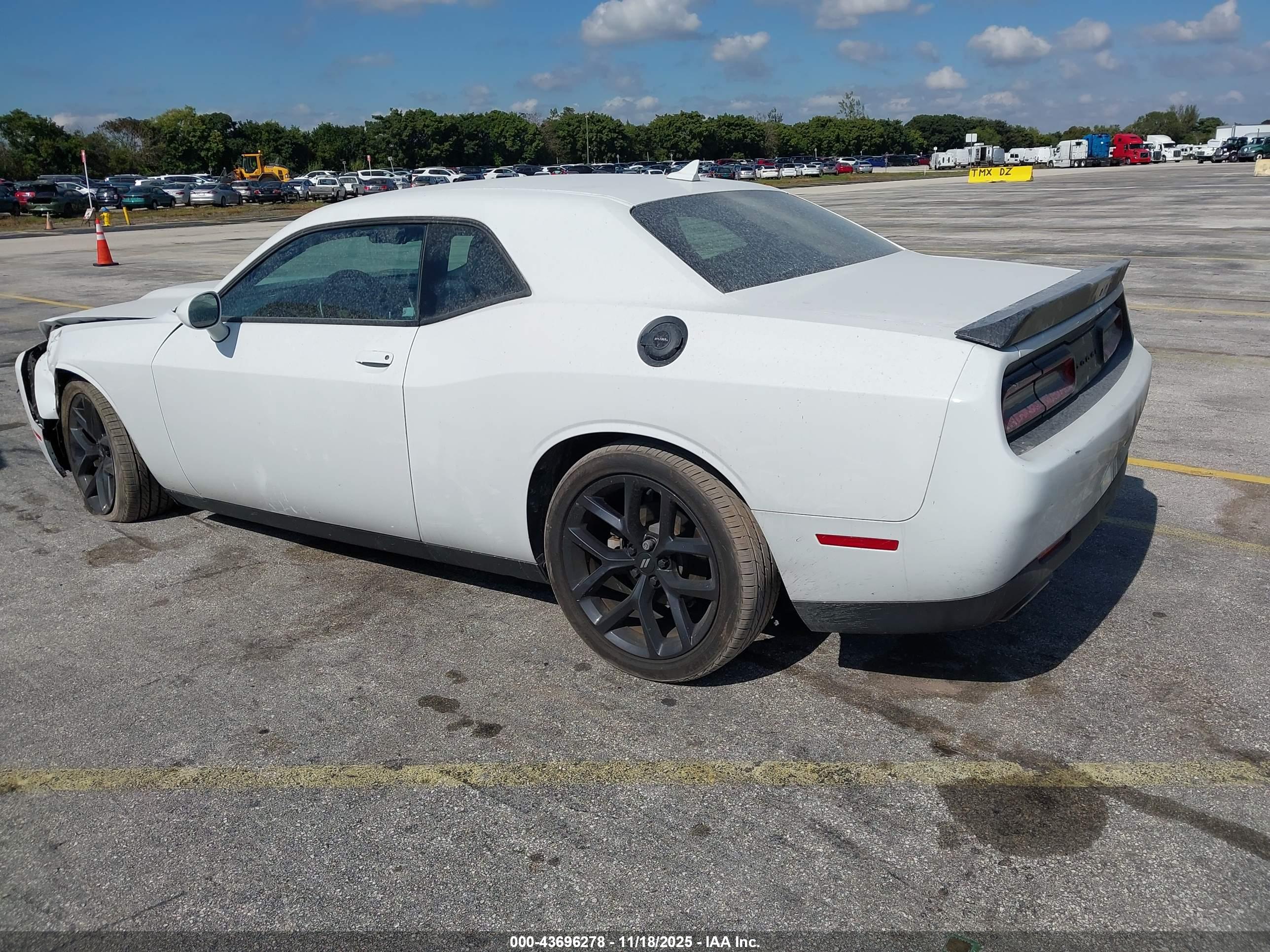 DODGE CHALLENGER image 3