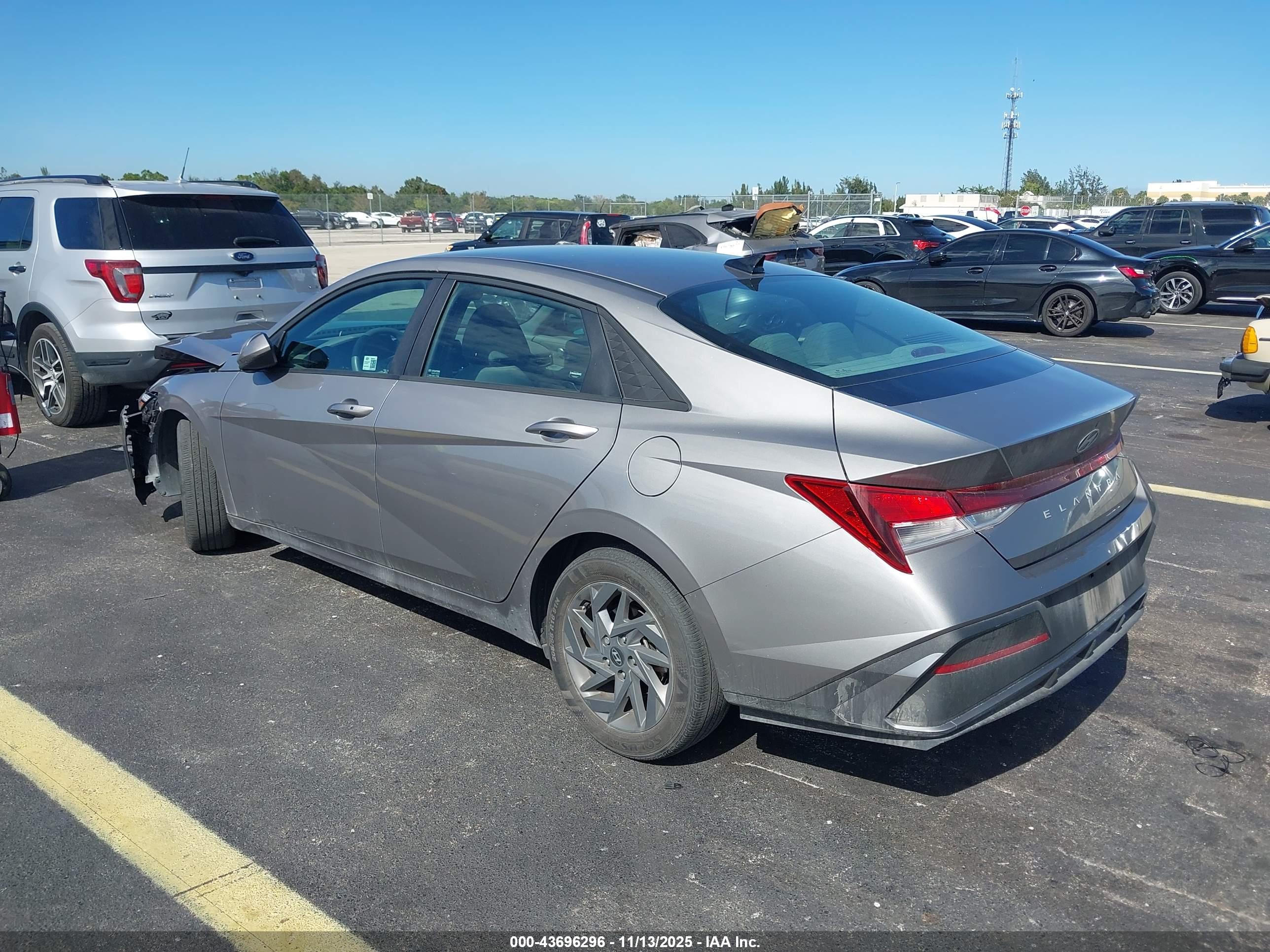 HYUNDAI ELANTRA image 3