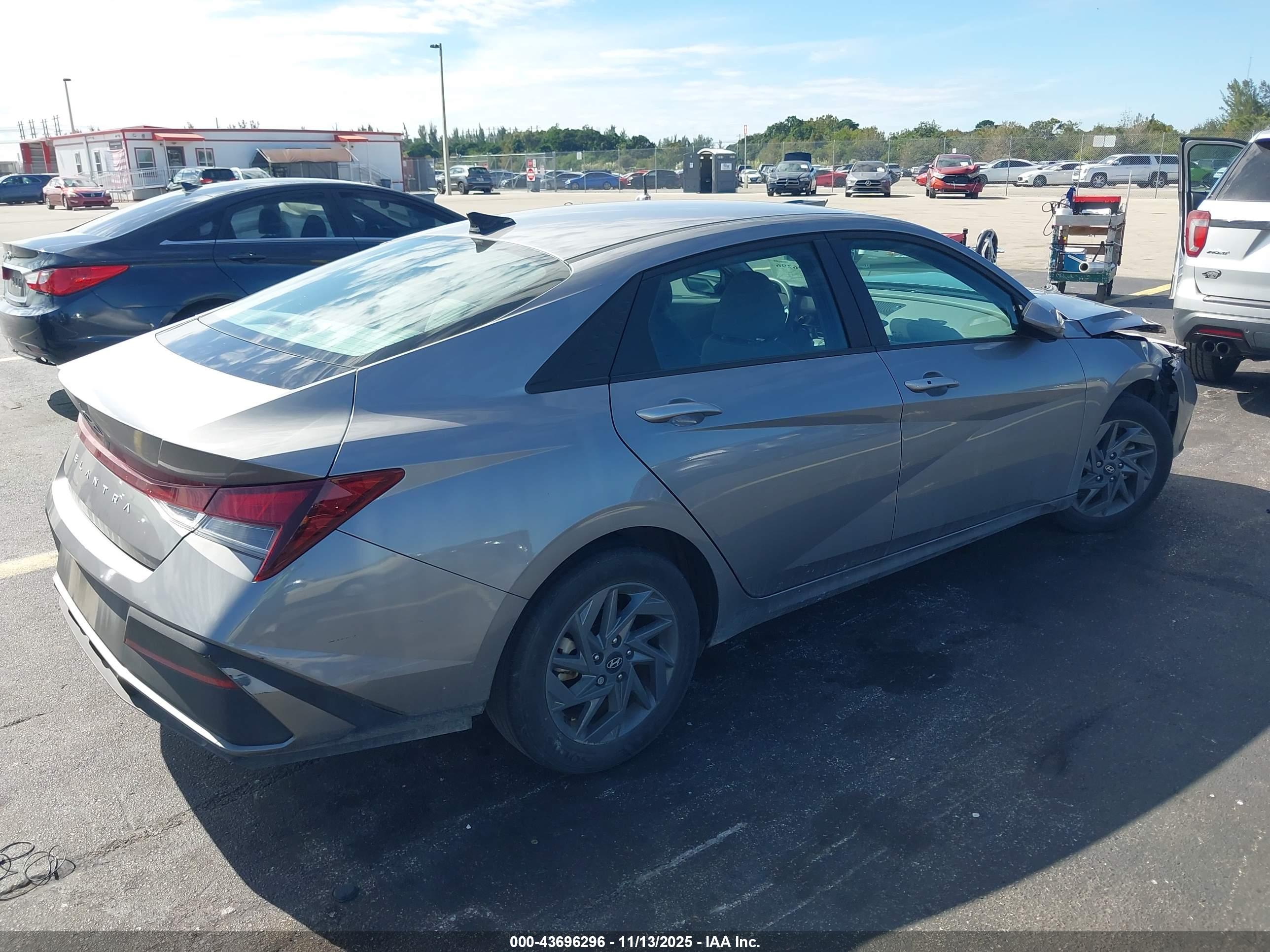 HYUNDAI ELANTRA image 4