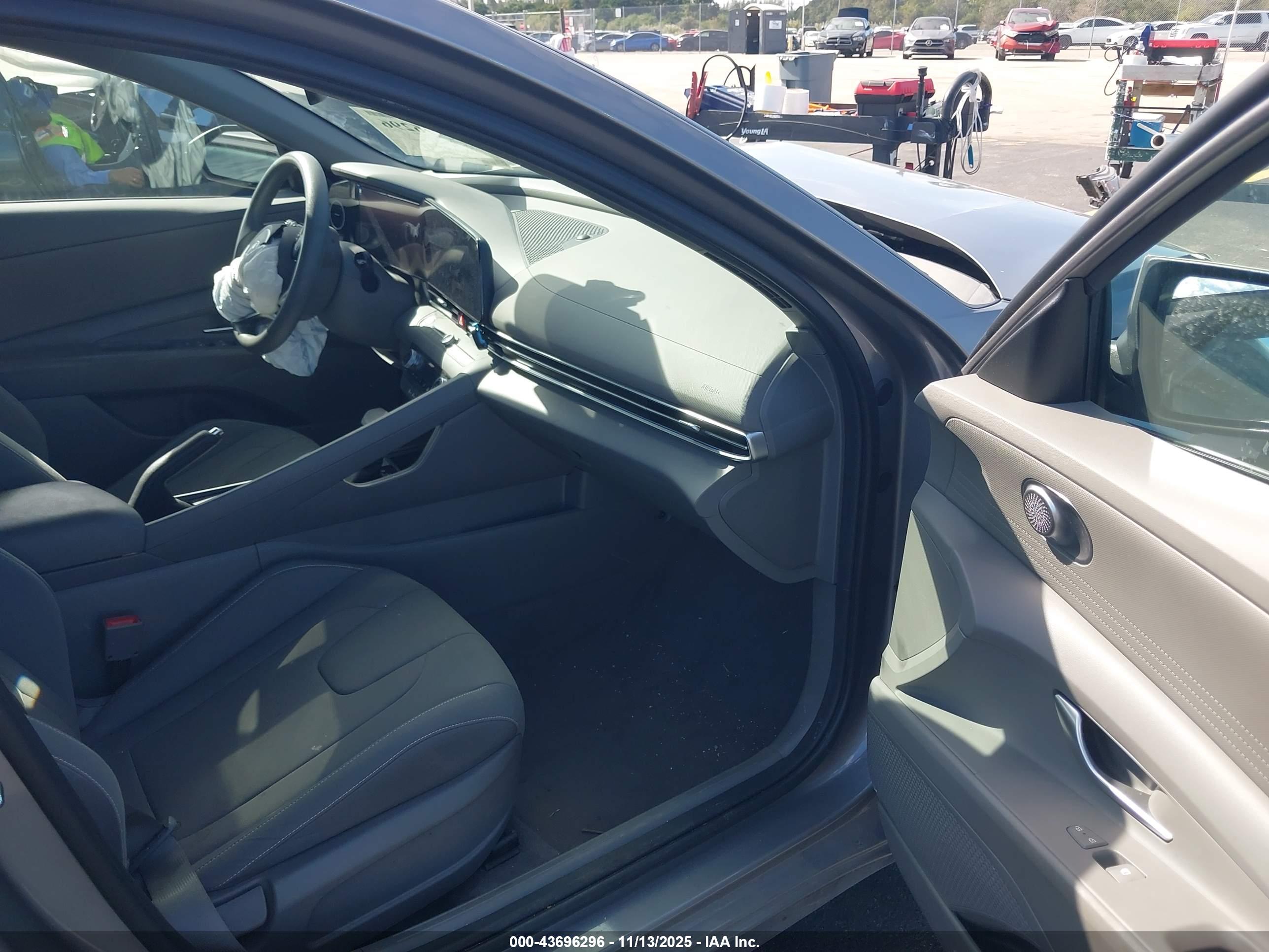 HYUNDAI ELANTRA image 5