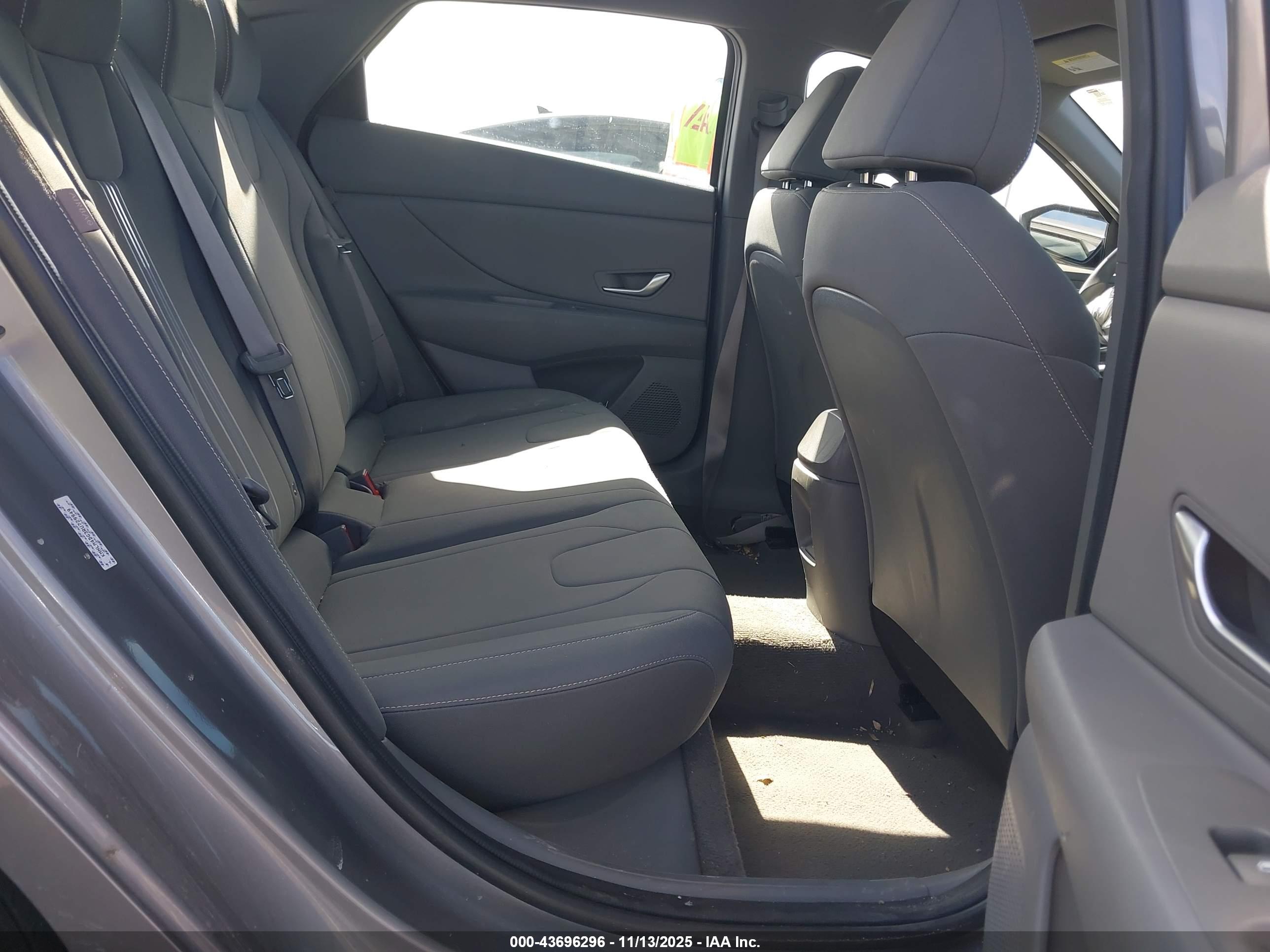 HYUNDAI ELANTRA image 8