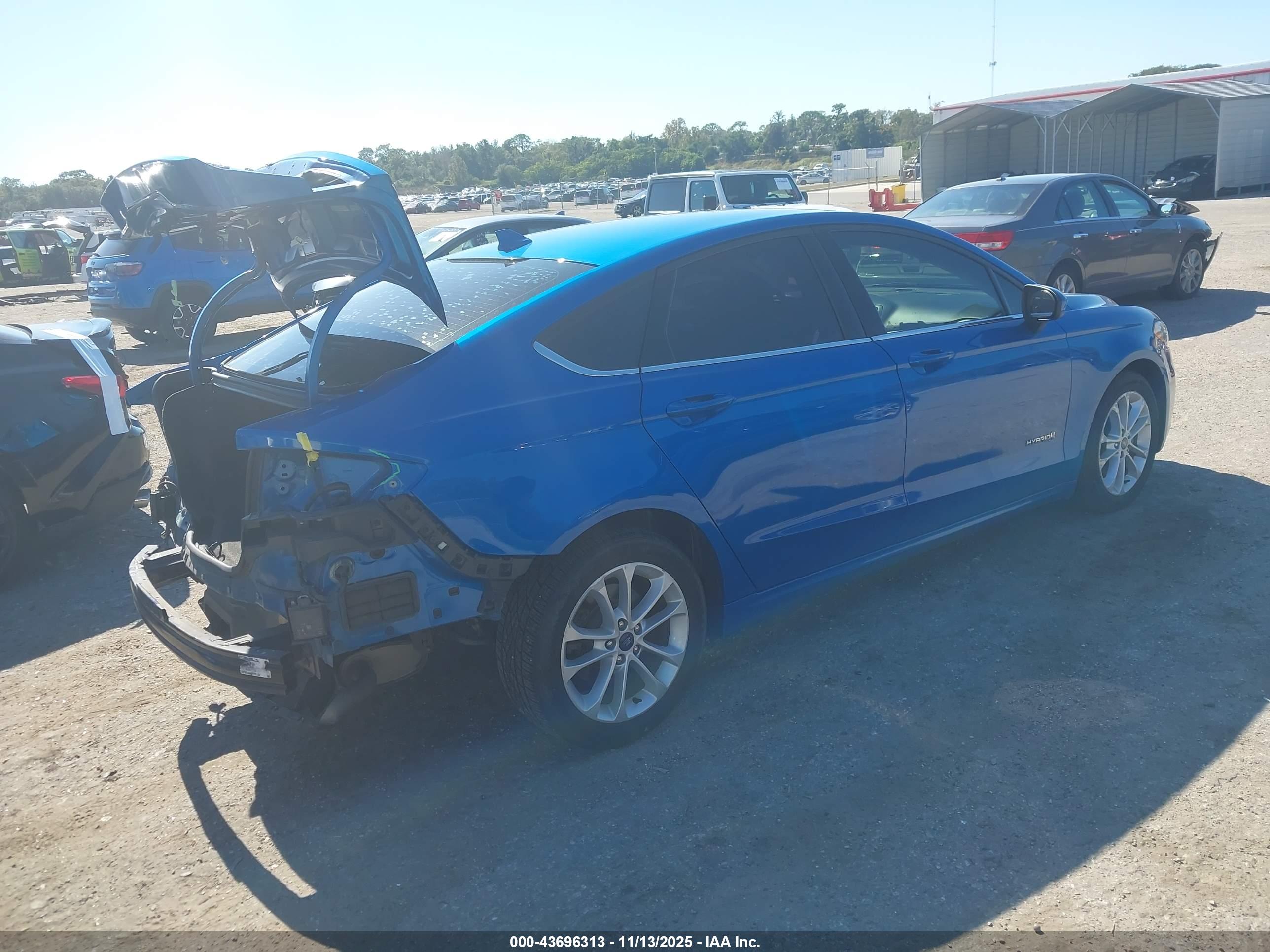 FORD FUSION image 4