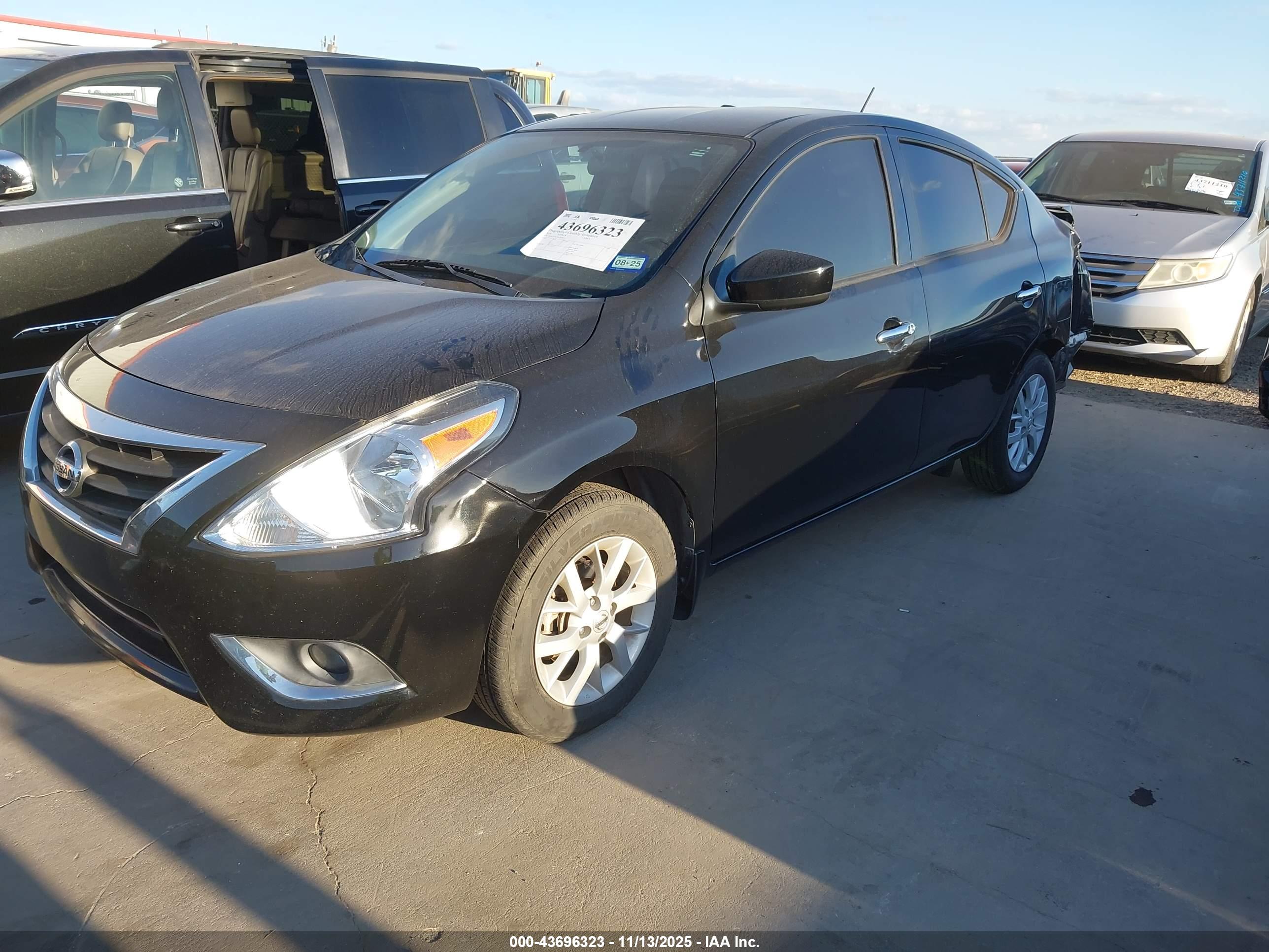 NISSAN VERSA image 2