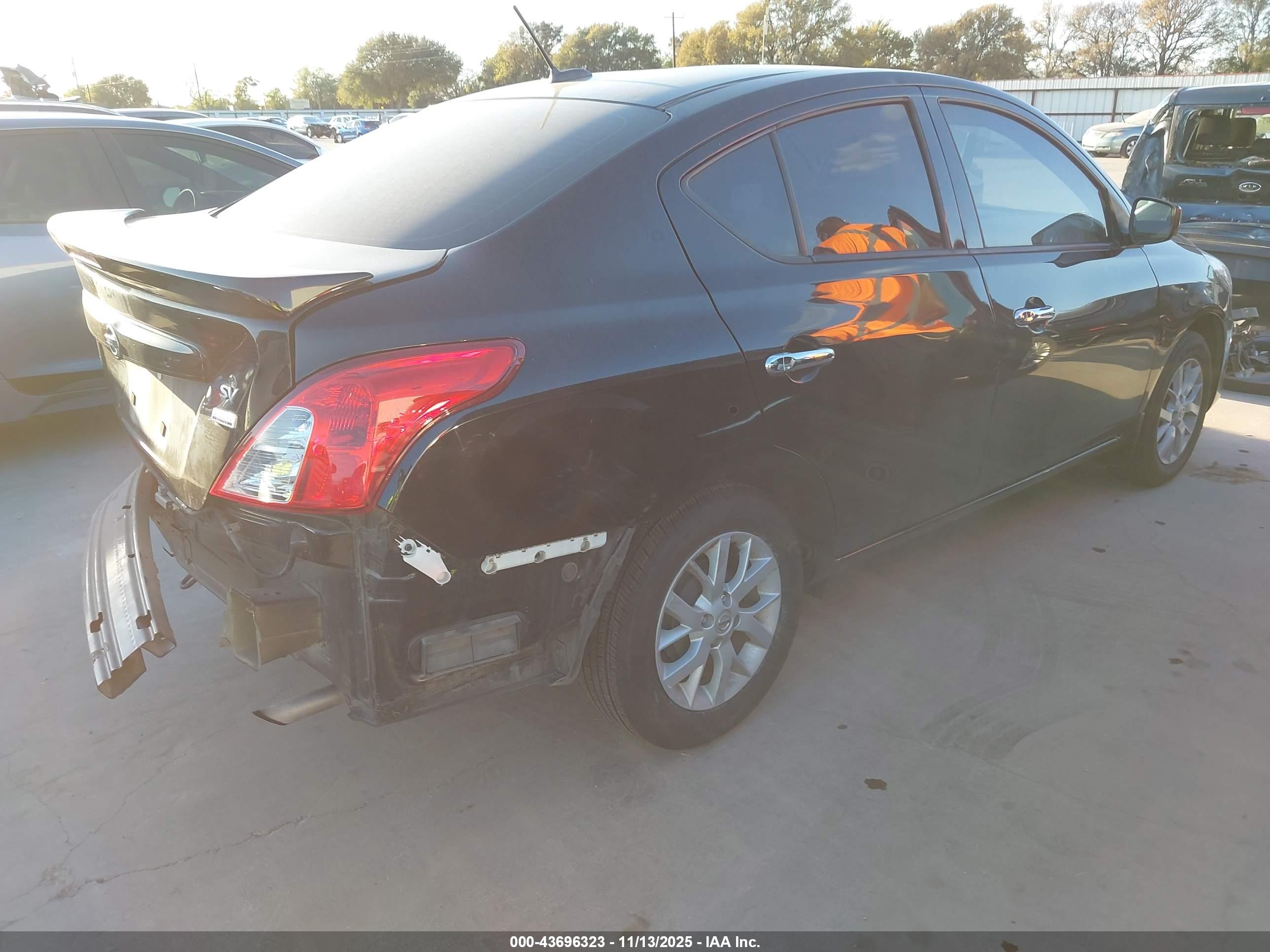 NISSAN VERSA image 4