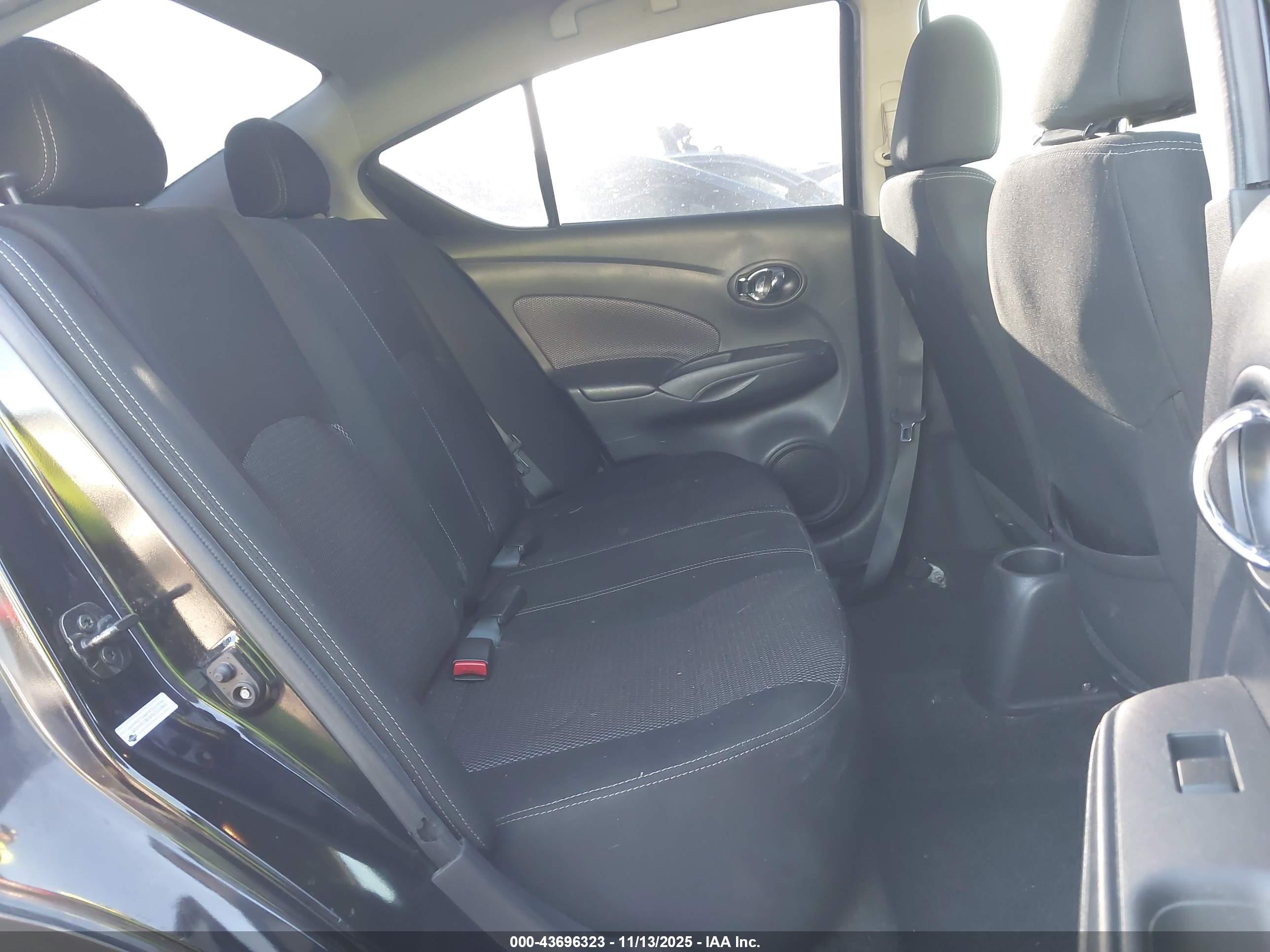 NISSAN VERSA image 8