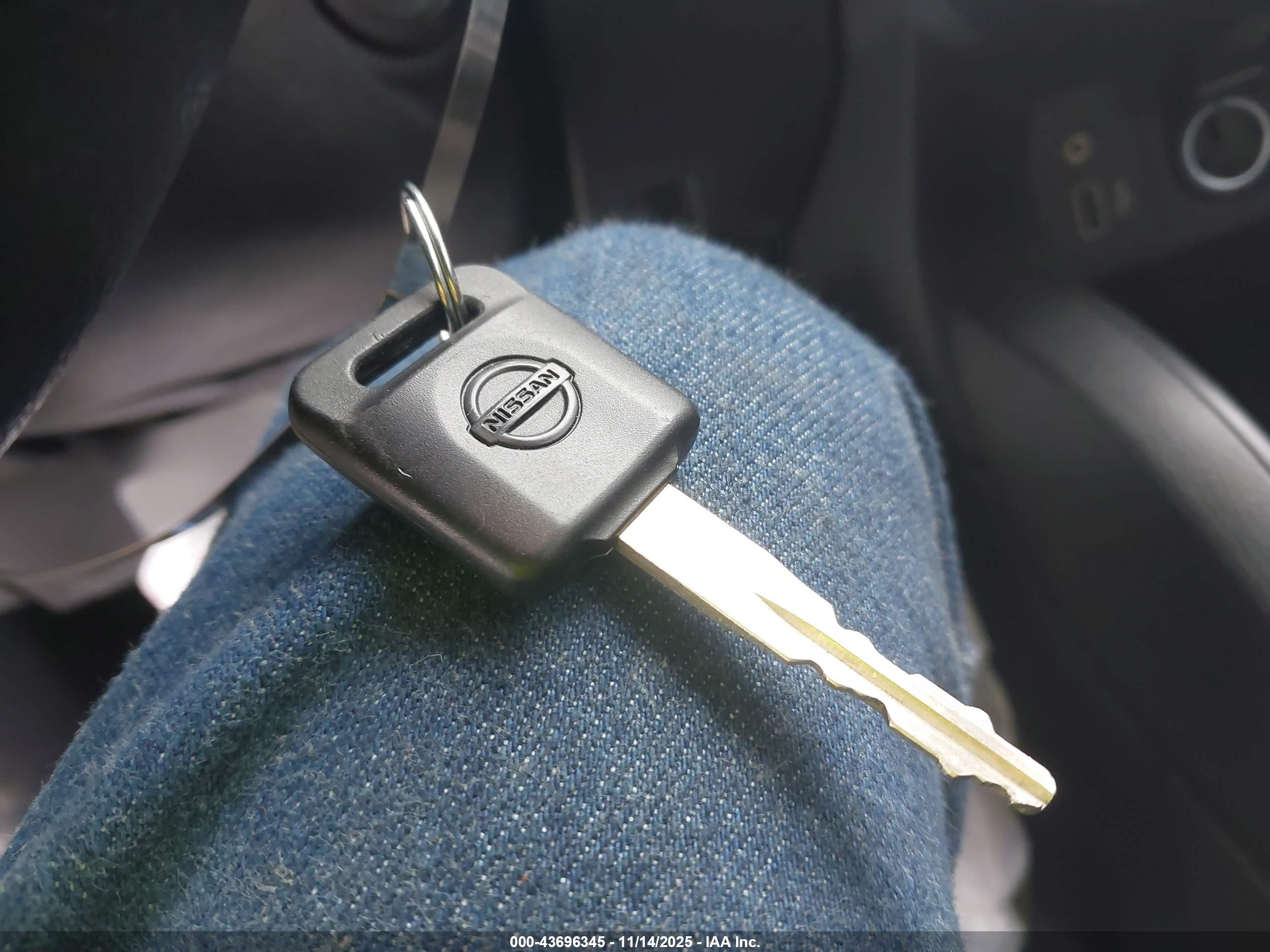 NISSAN VERSA image 11