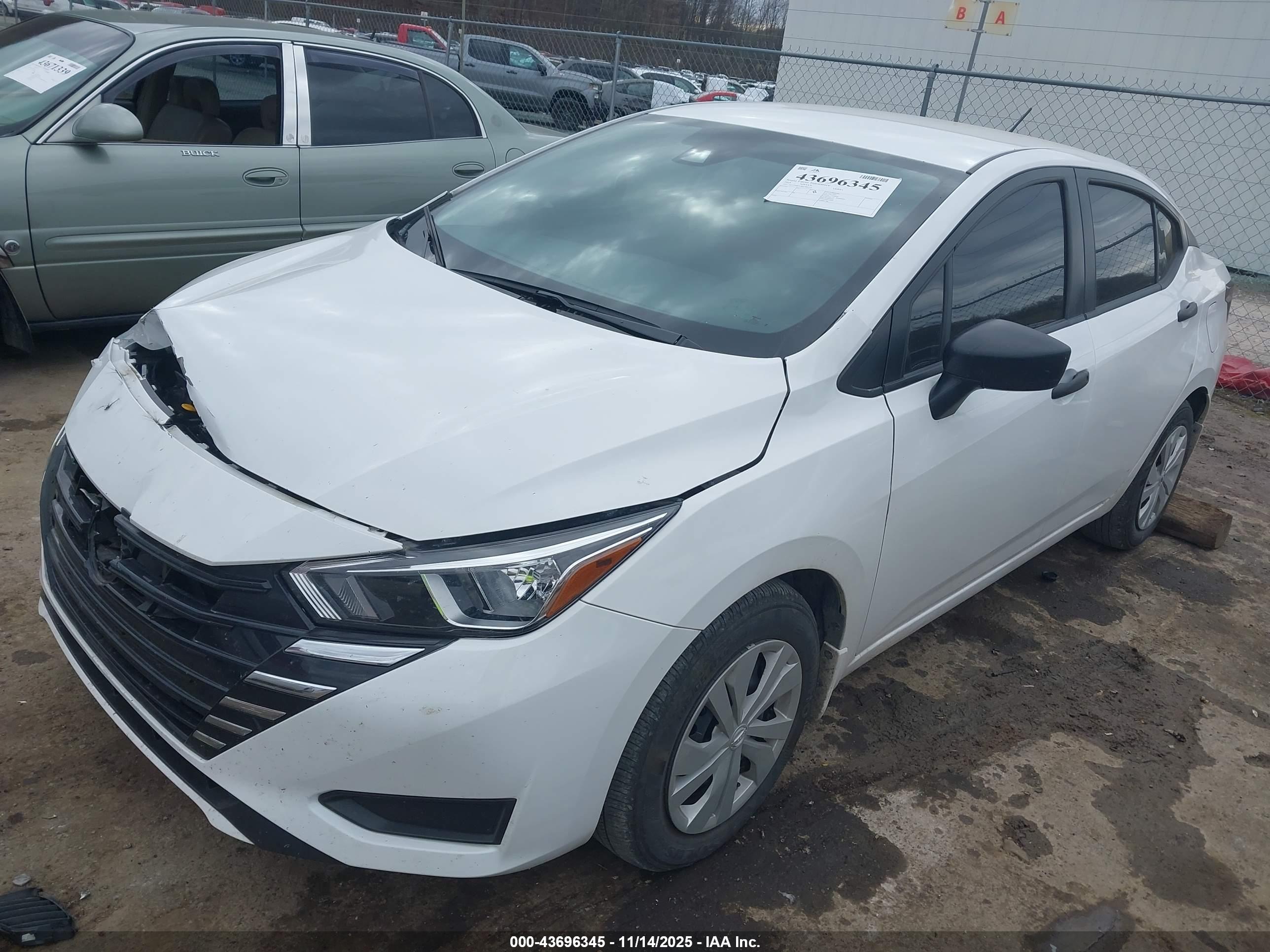 NISSAN VERSA image 2