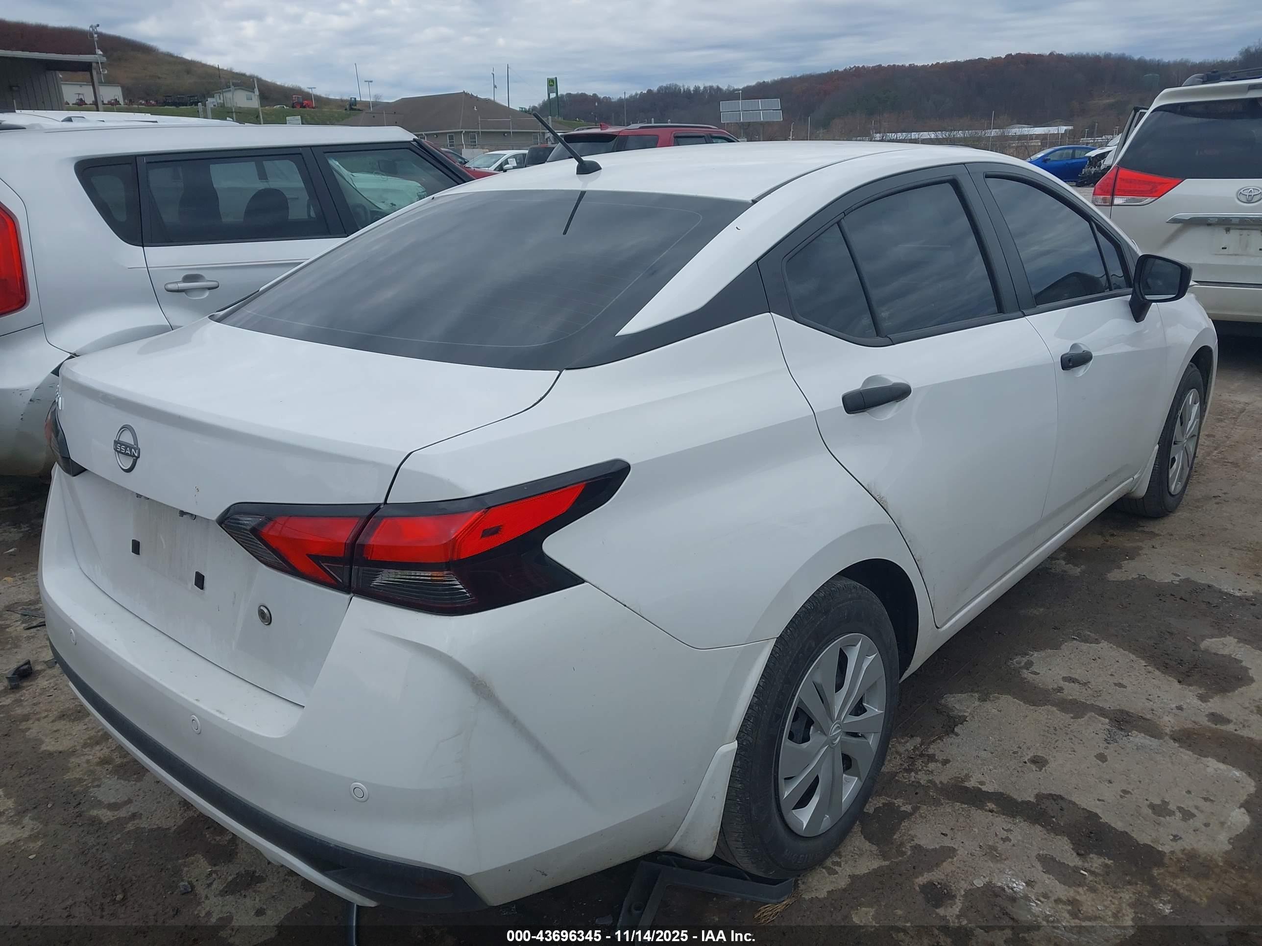 NISSAN VERSA image 4