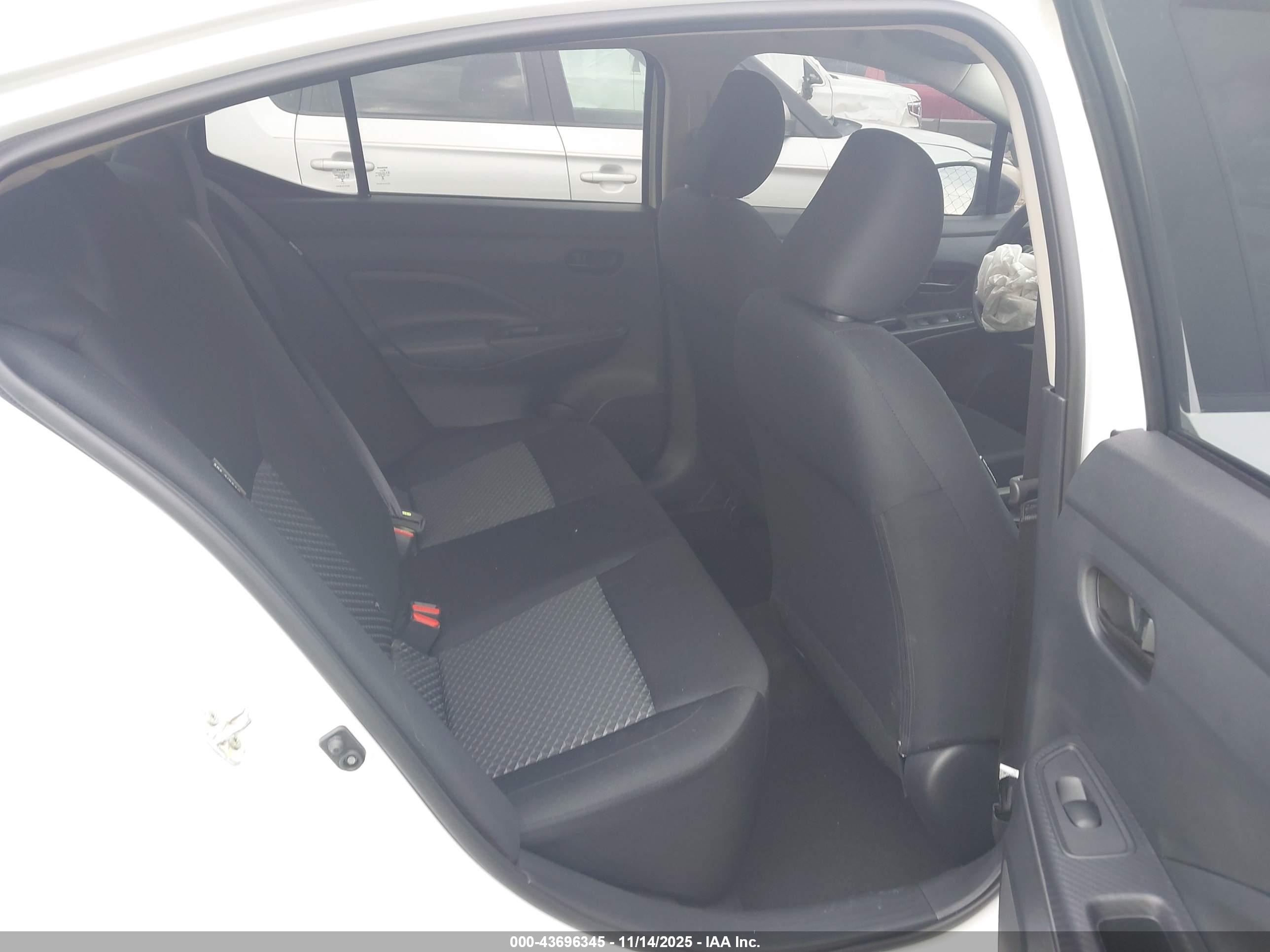NISSAN VERSA image 8