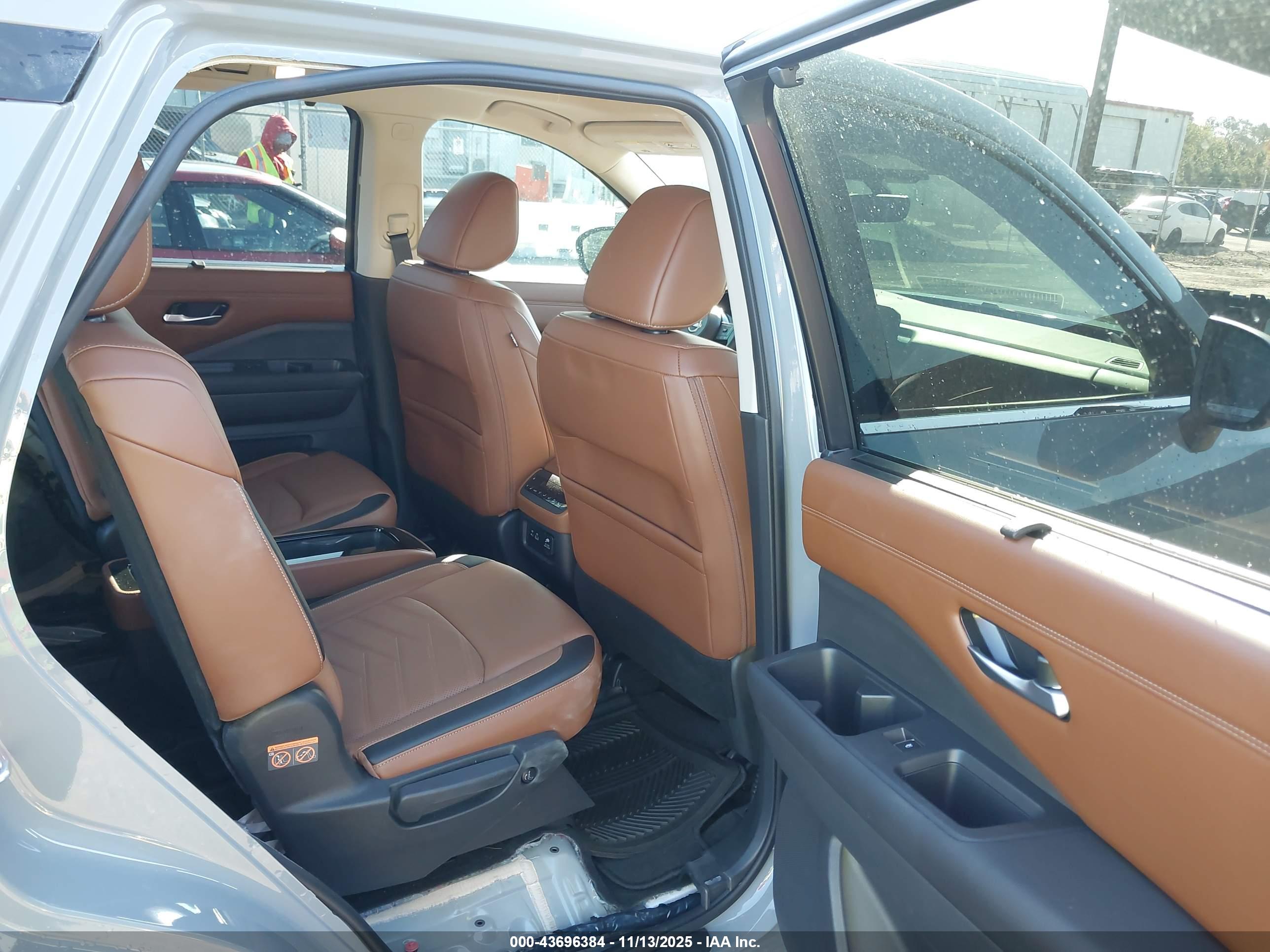 NISSAN PATHFINDER image 8