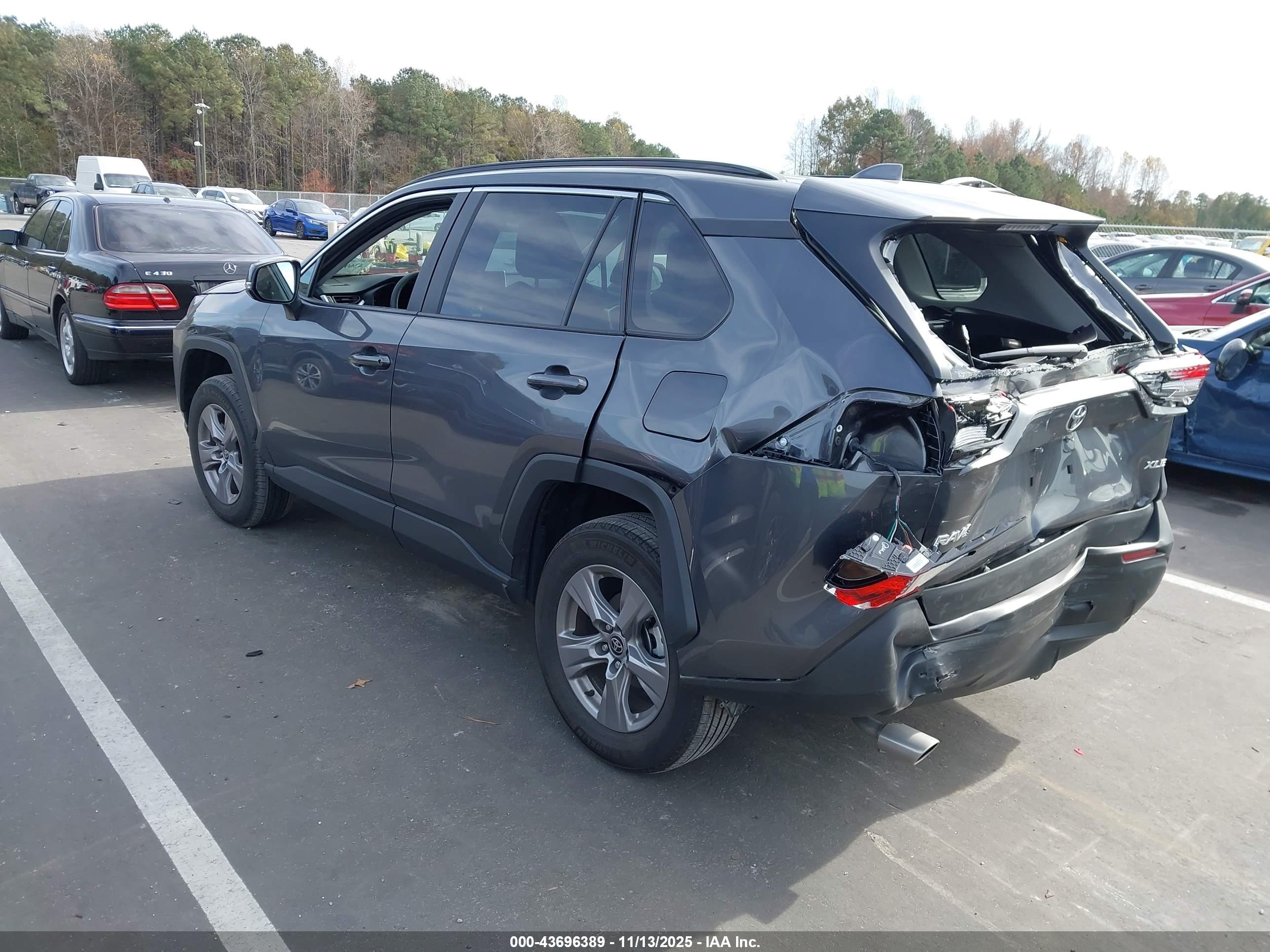 TOYOTA RAV4 image 3