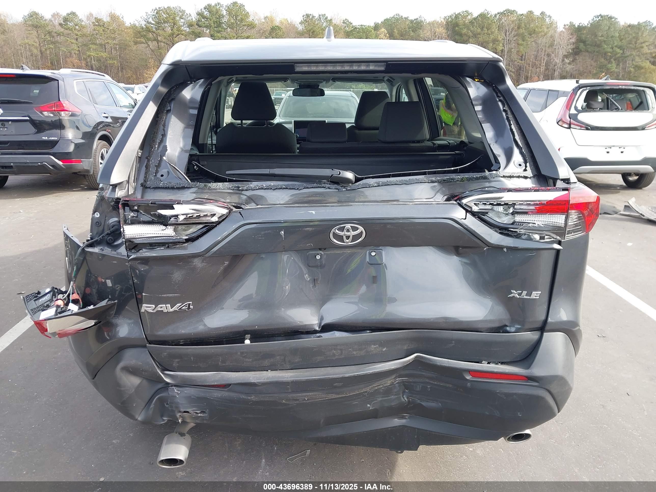 TOYOTA RAV4 image 6