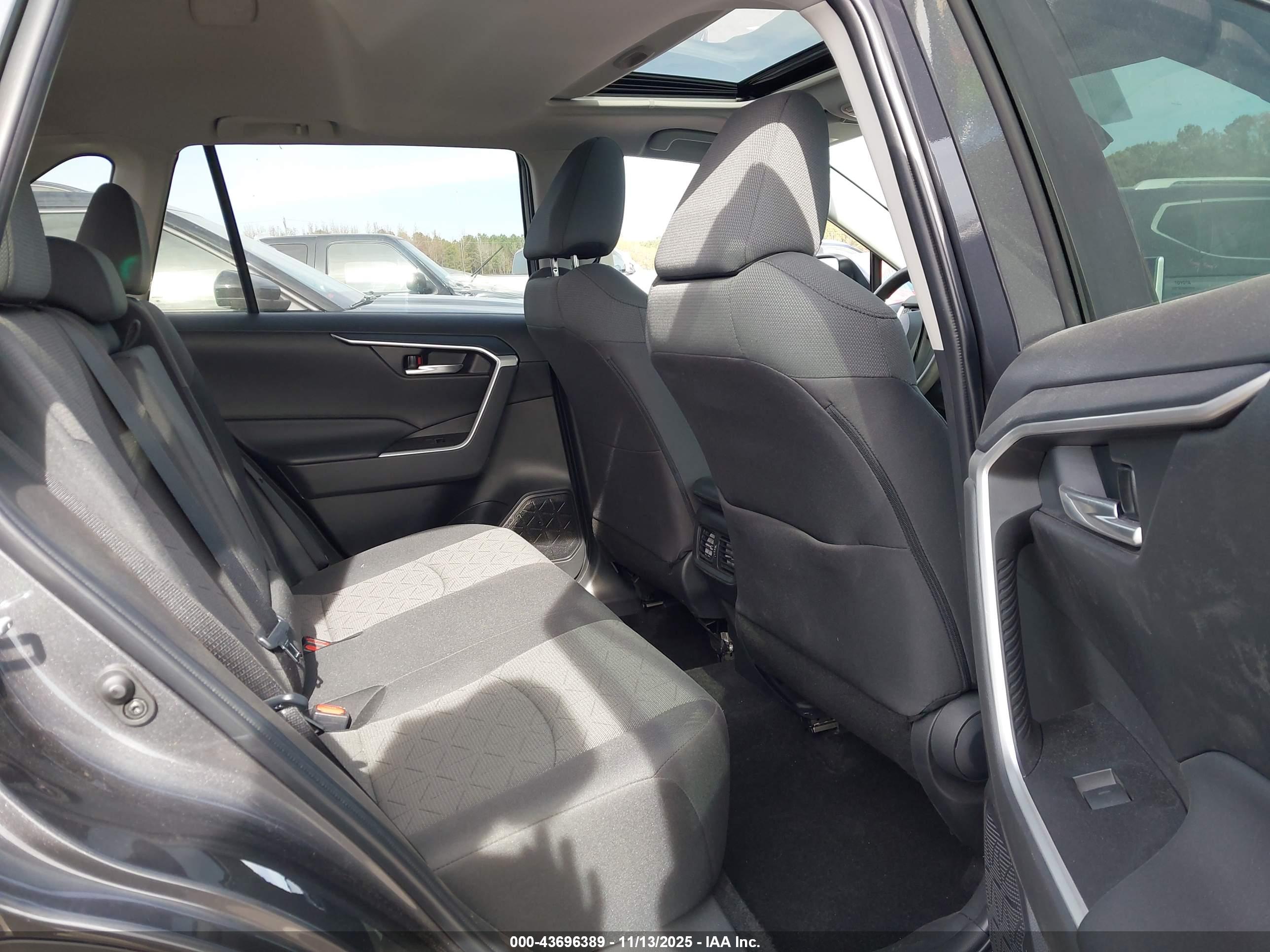 TOYOTA RAV4 image 8