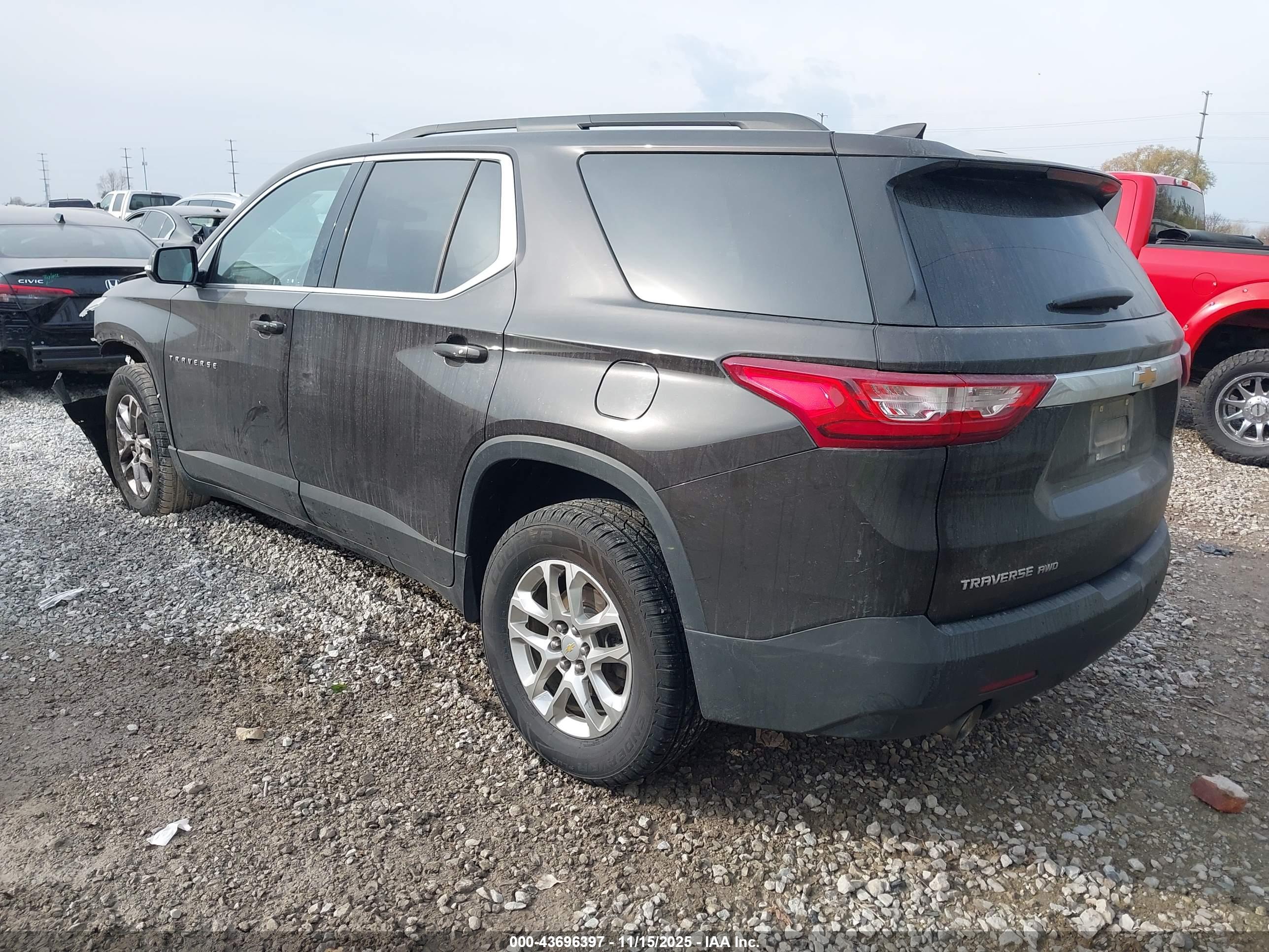 CHEVROLET TRAVERSE image 3