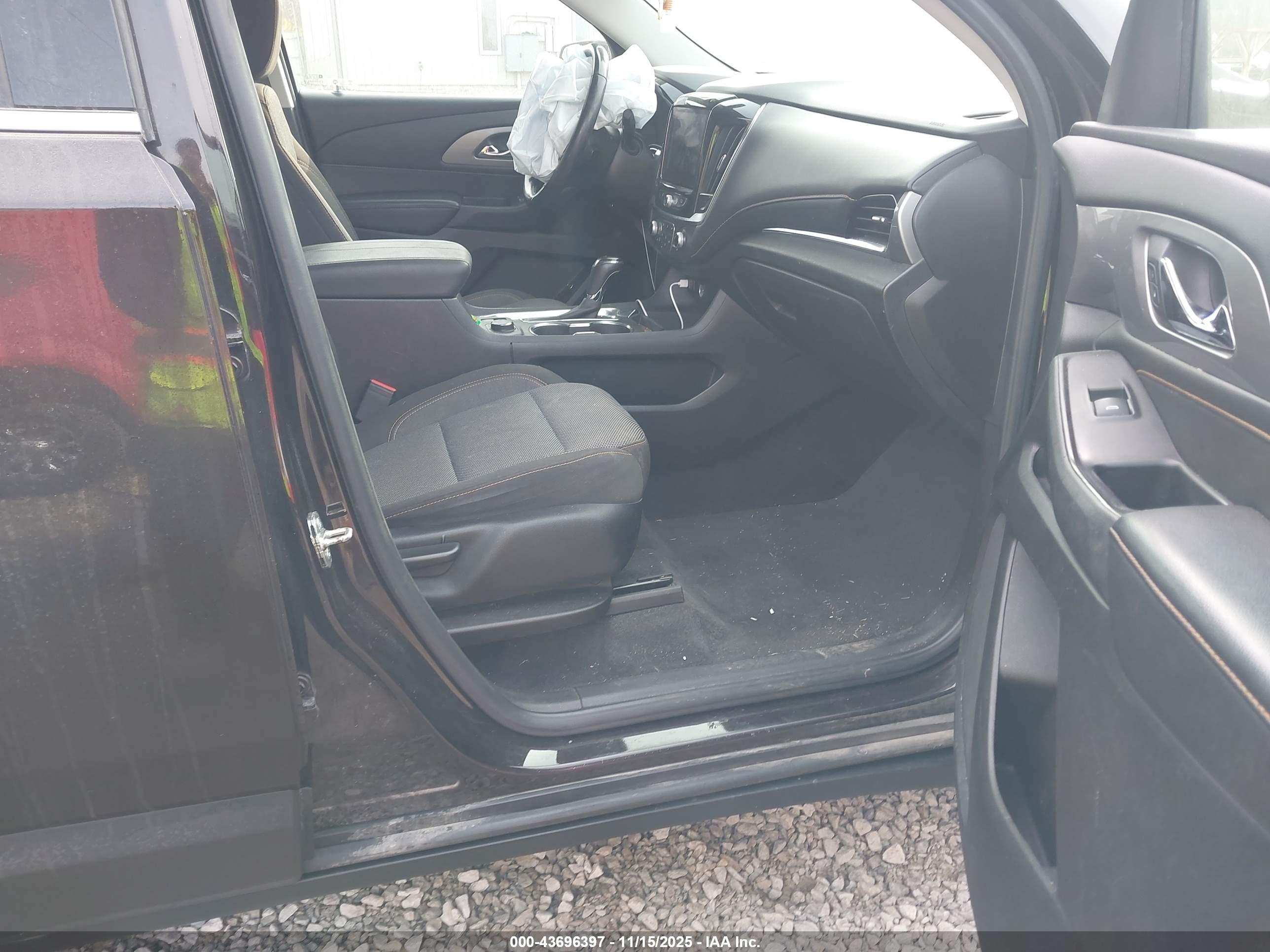 CHEVROLET TRAVERSE image 5