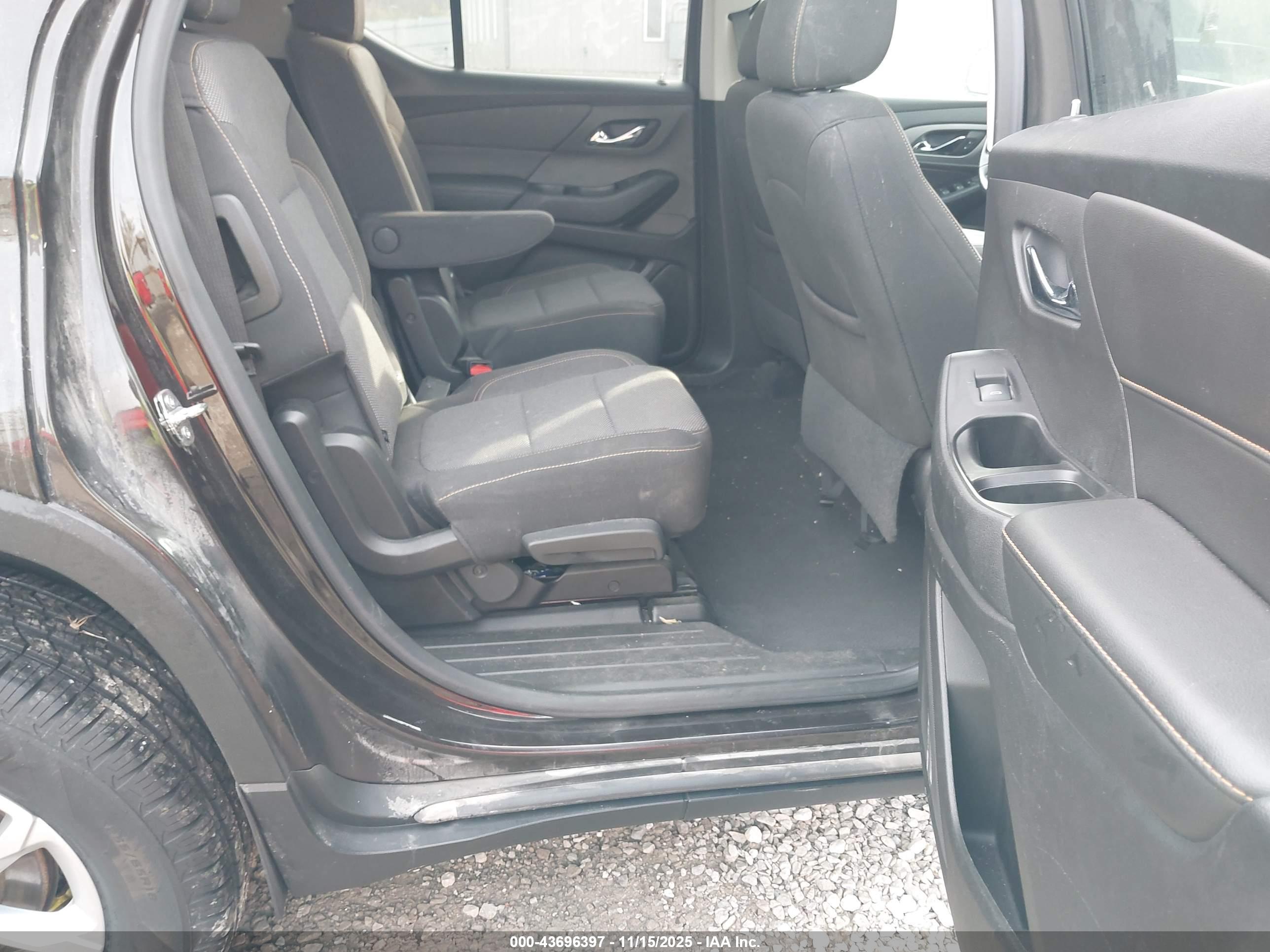 CHEVROLET TRAVERSE image 8