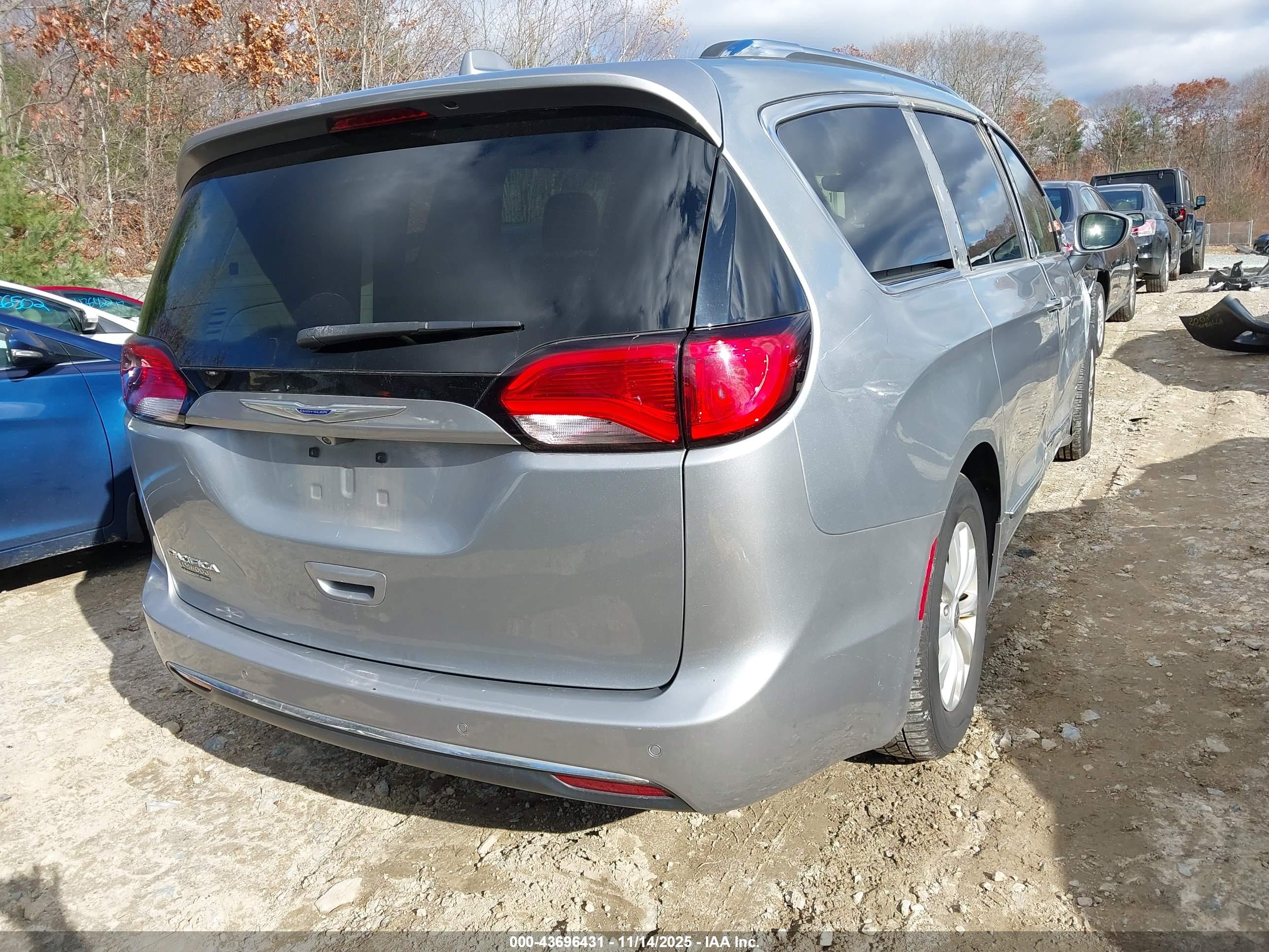 CHRYSLER PACIFICA image 4