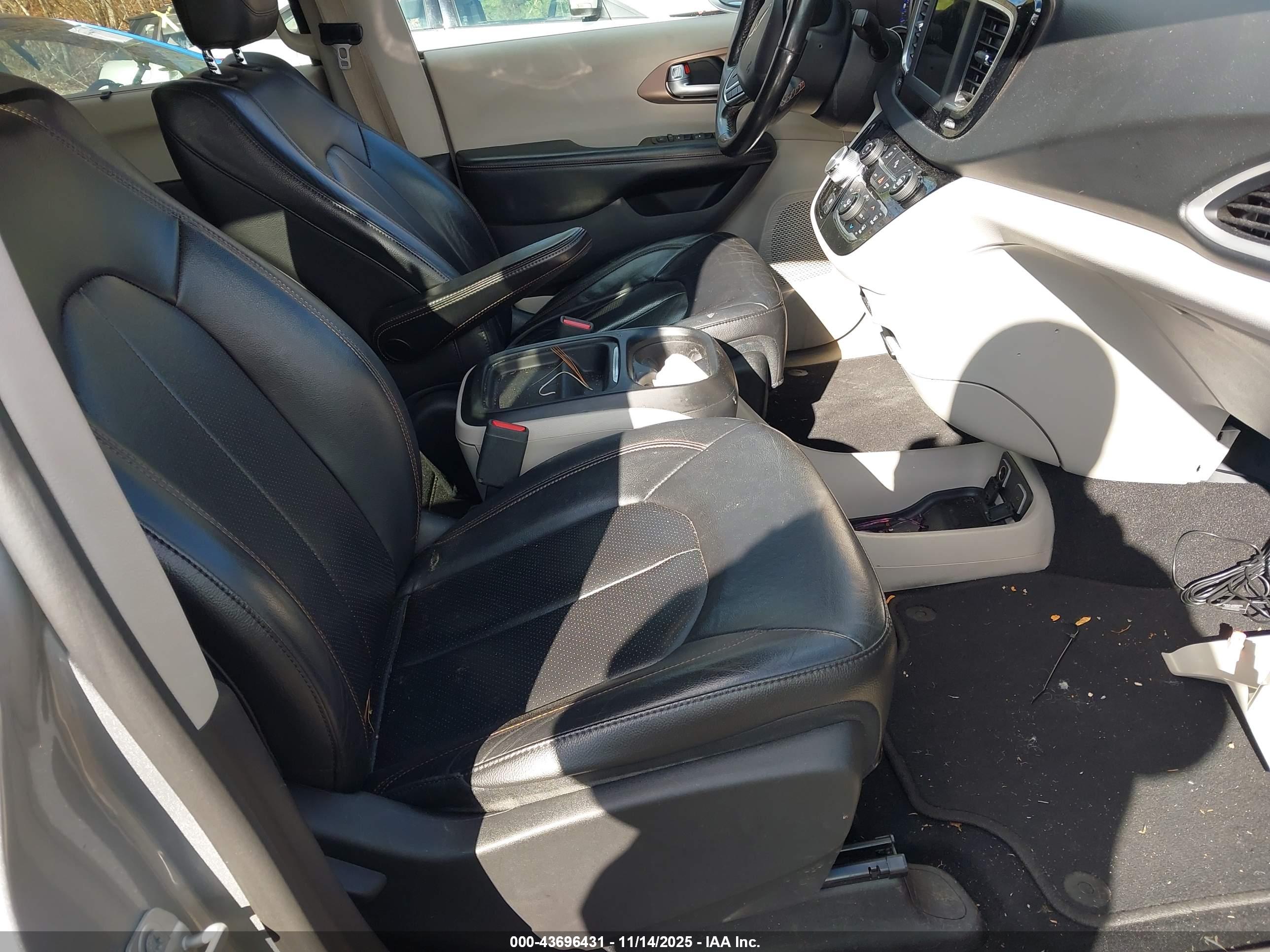 CHRYSLER PACIFICA image 5