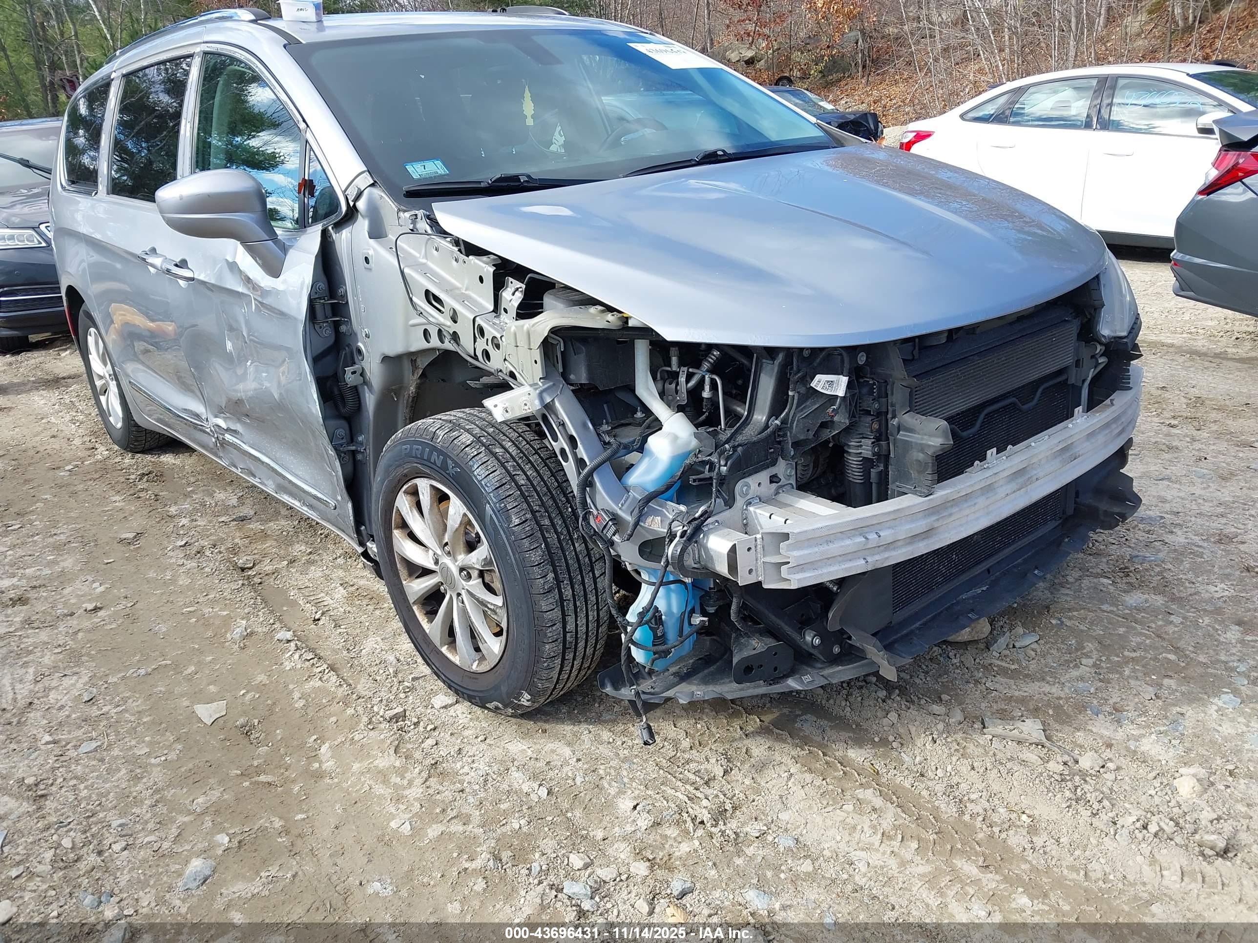 CHRYSLER PACIFICA image 6
