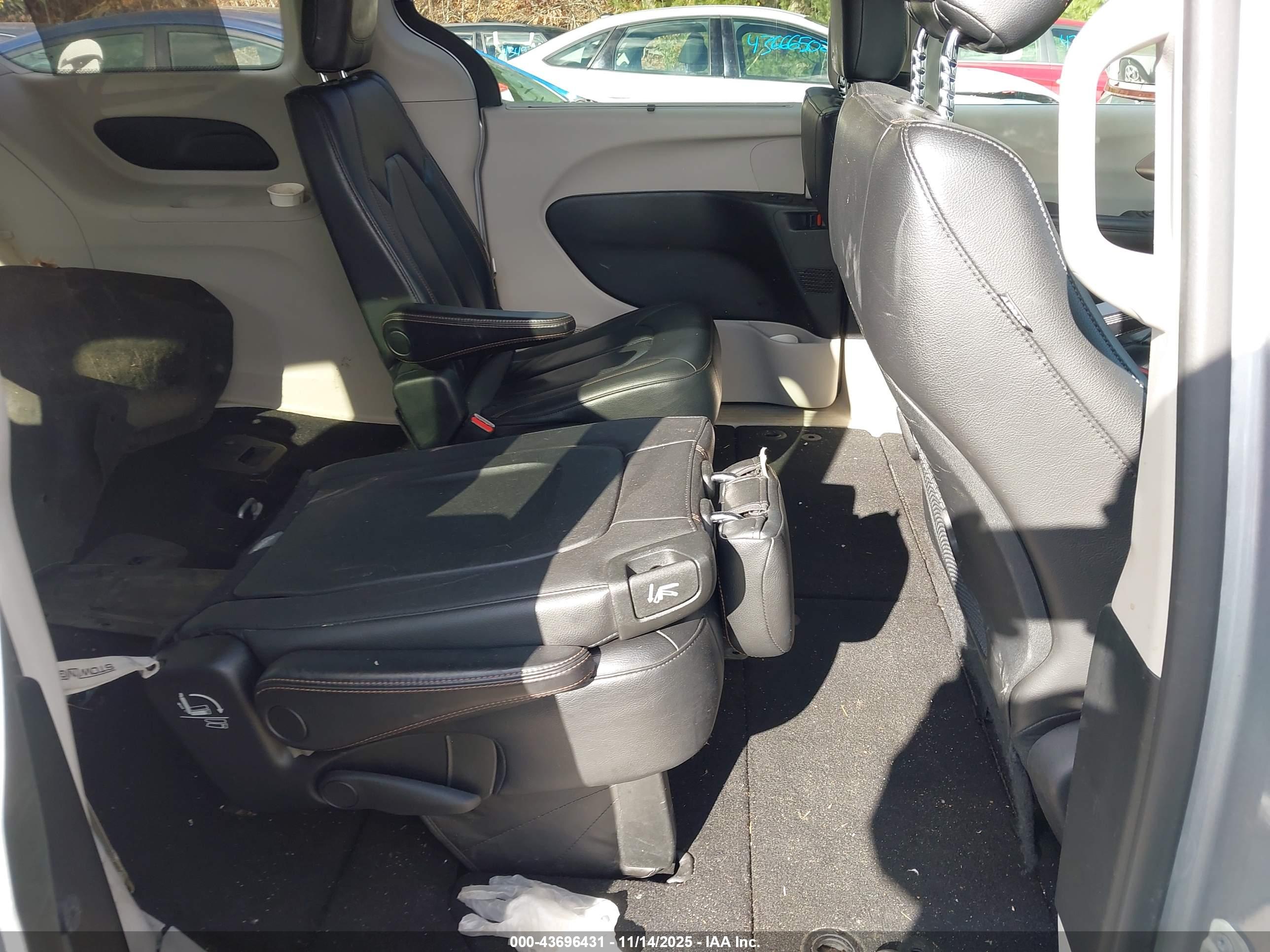 CHRYSLER PACIFICA image 8