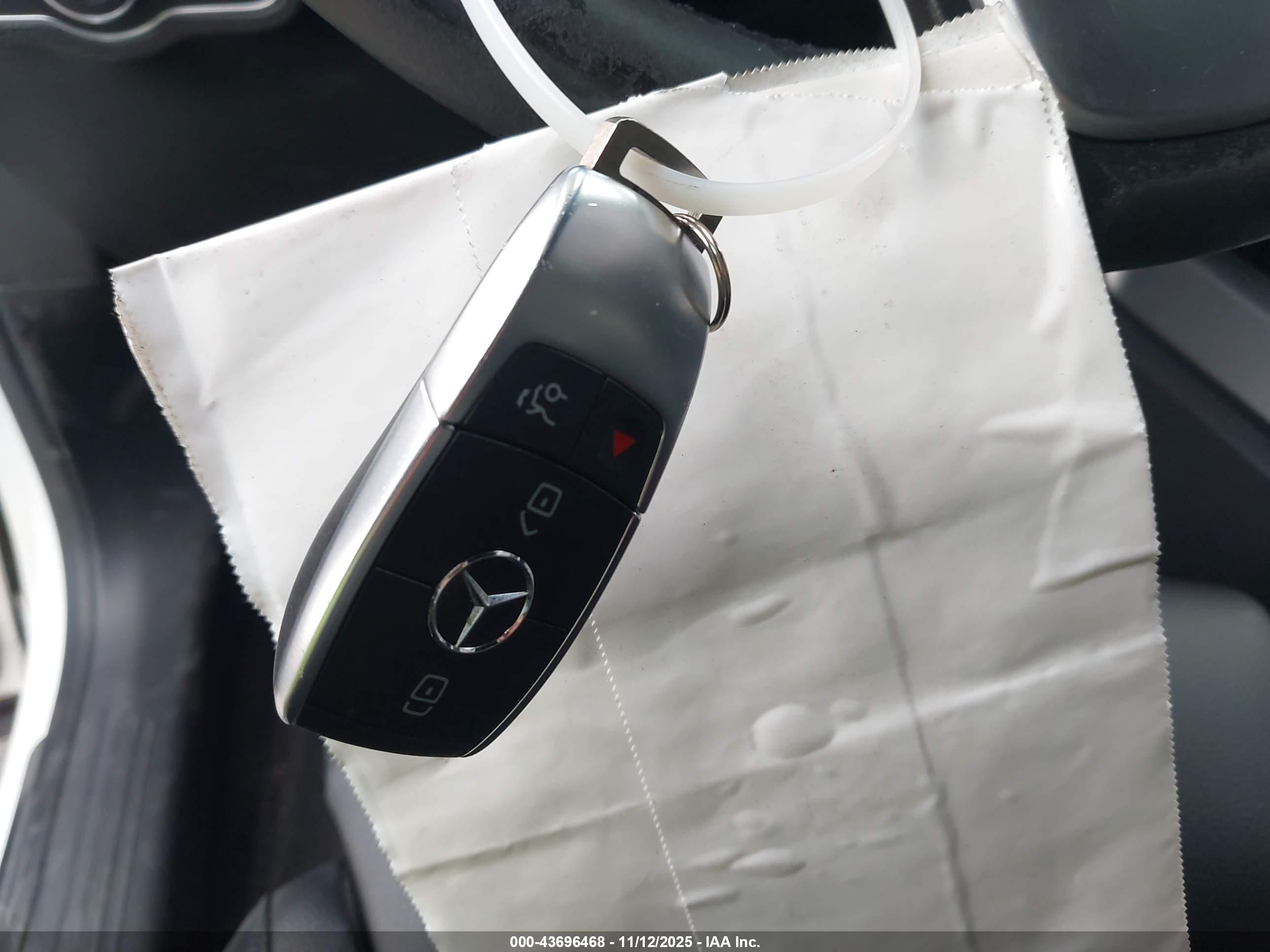 MERCEDES-BENZ GLB image 11