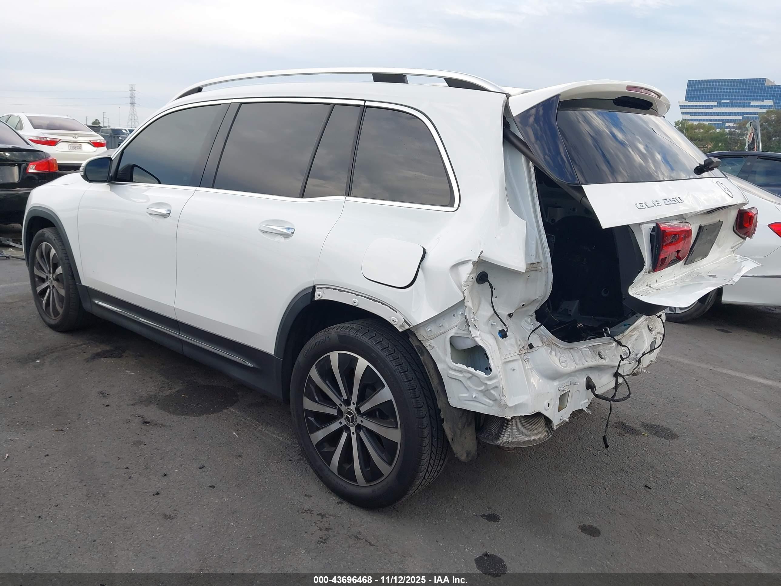 MERCEDES-BENZ GLB image 3