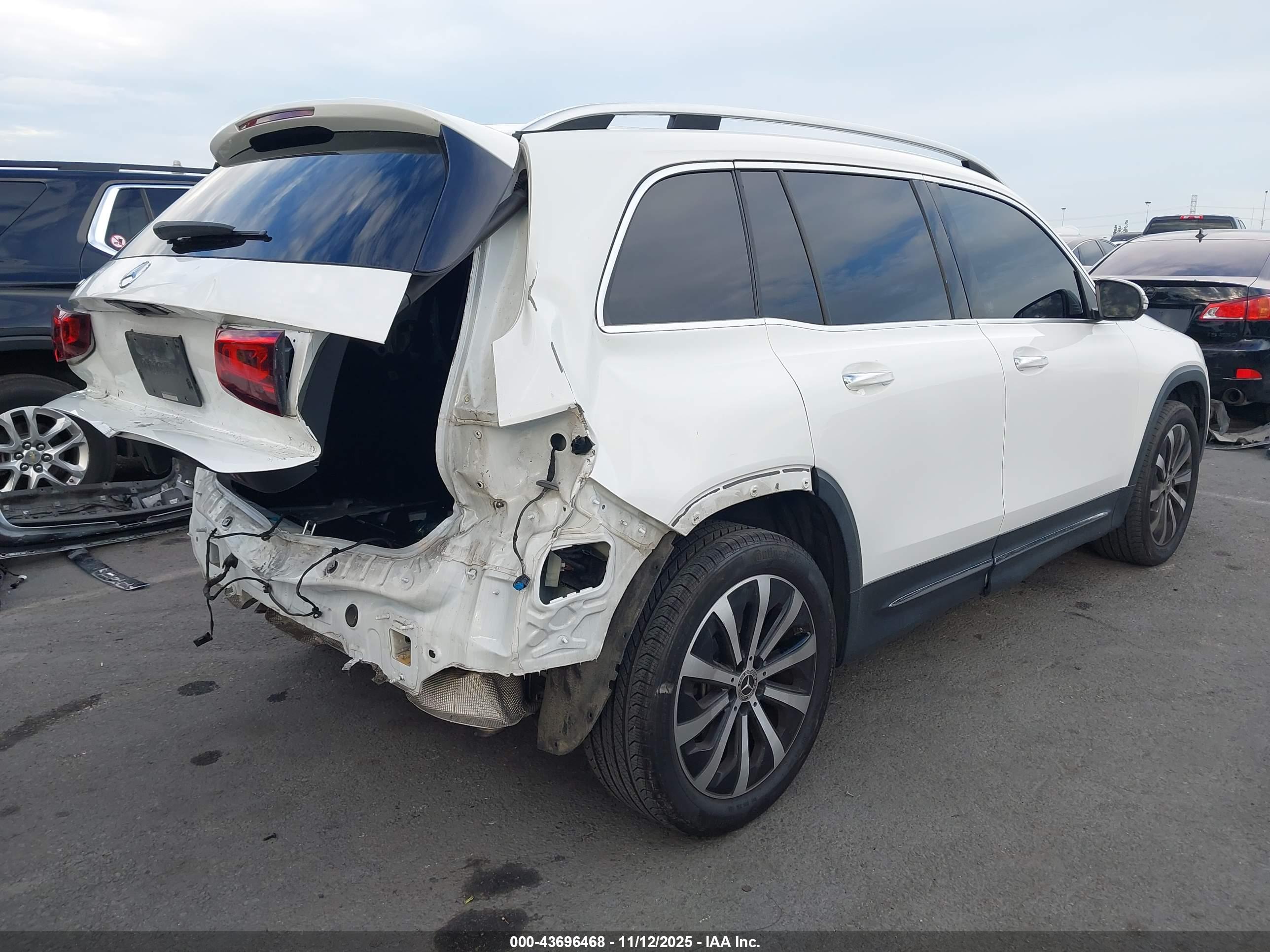 MERCEDES-BENZ GLB image 4