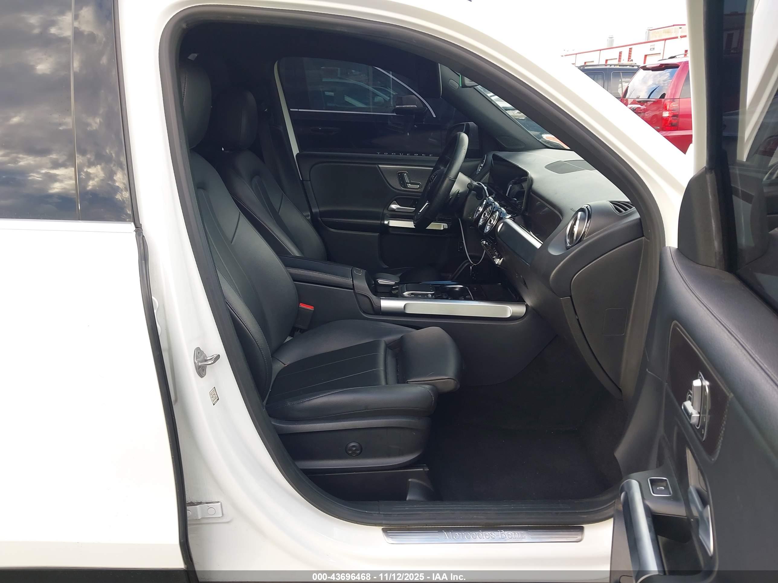 MERCEDES-BENZ GLB image 5