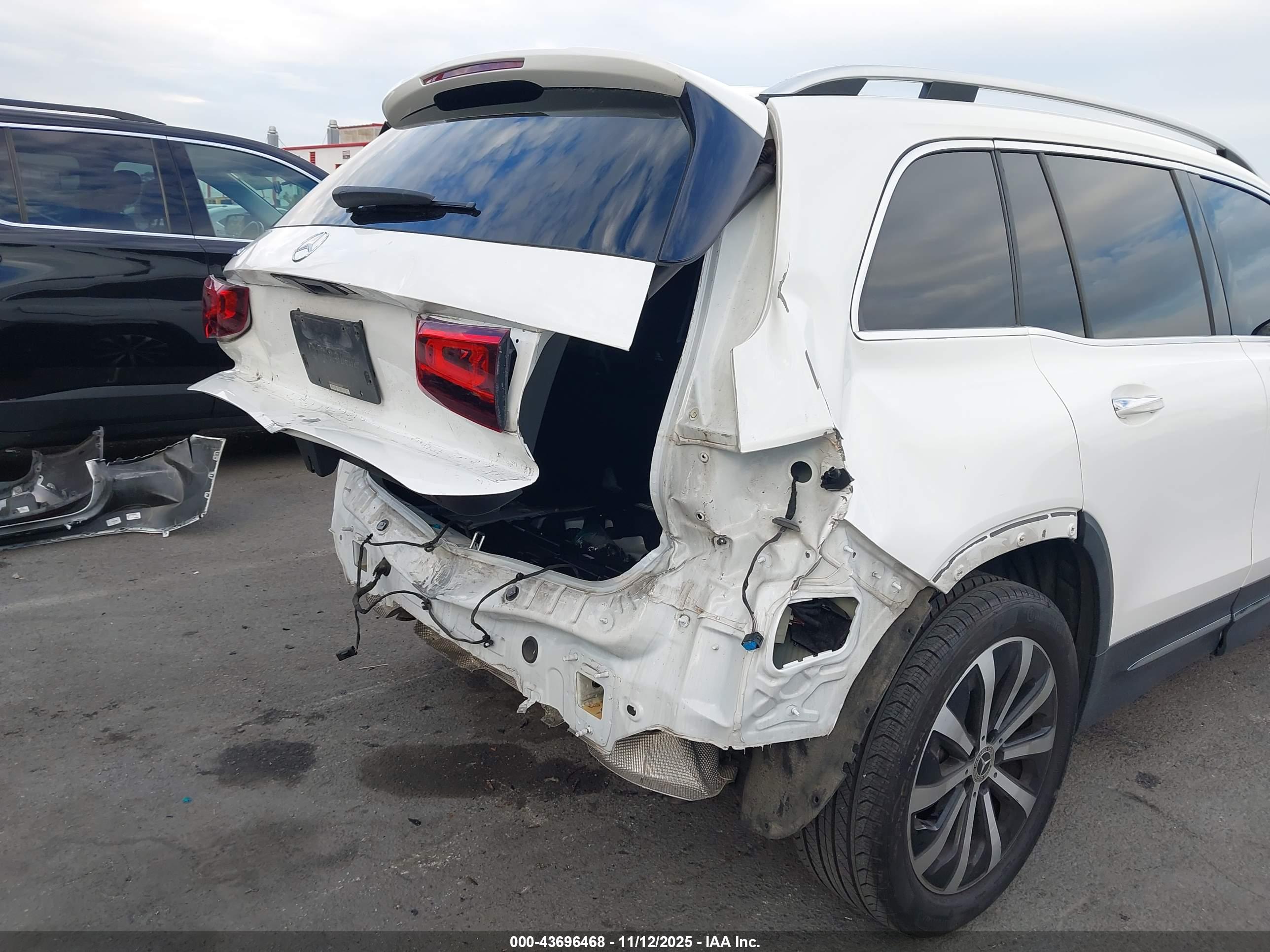 MERCEDES-BENZ GLB image 6