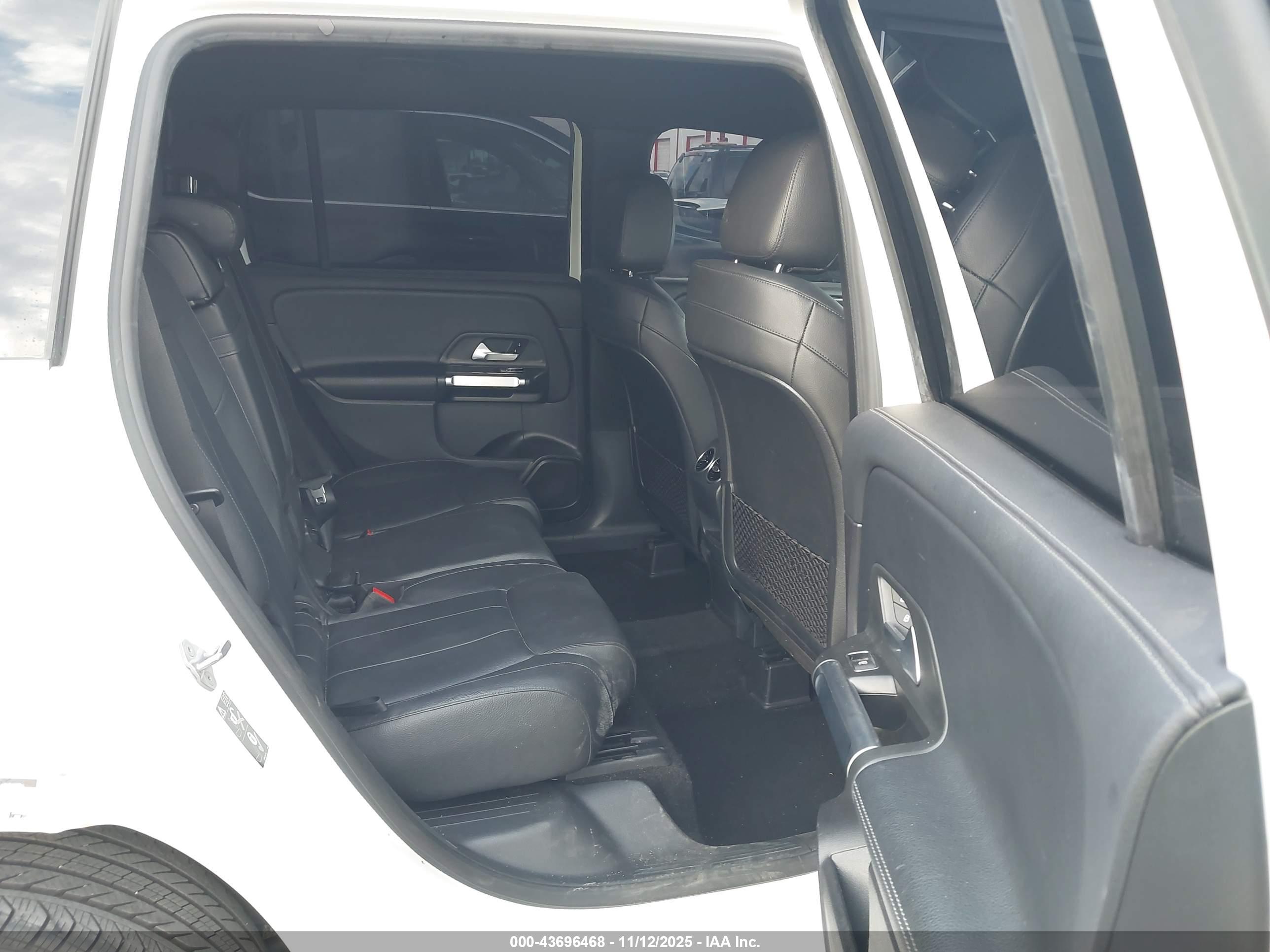 MERCEDES-BENZ GLB image 8