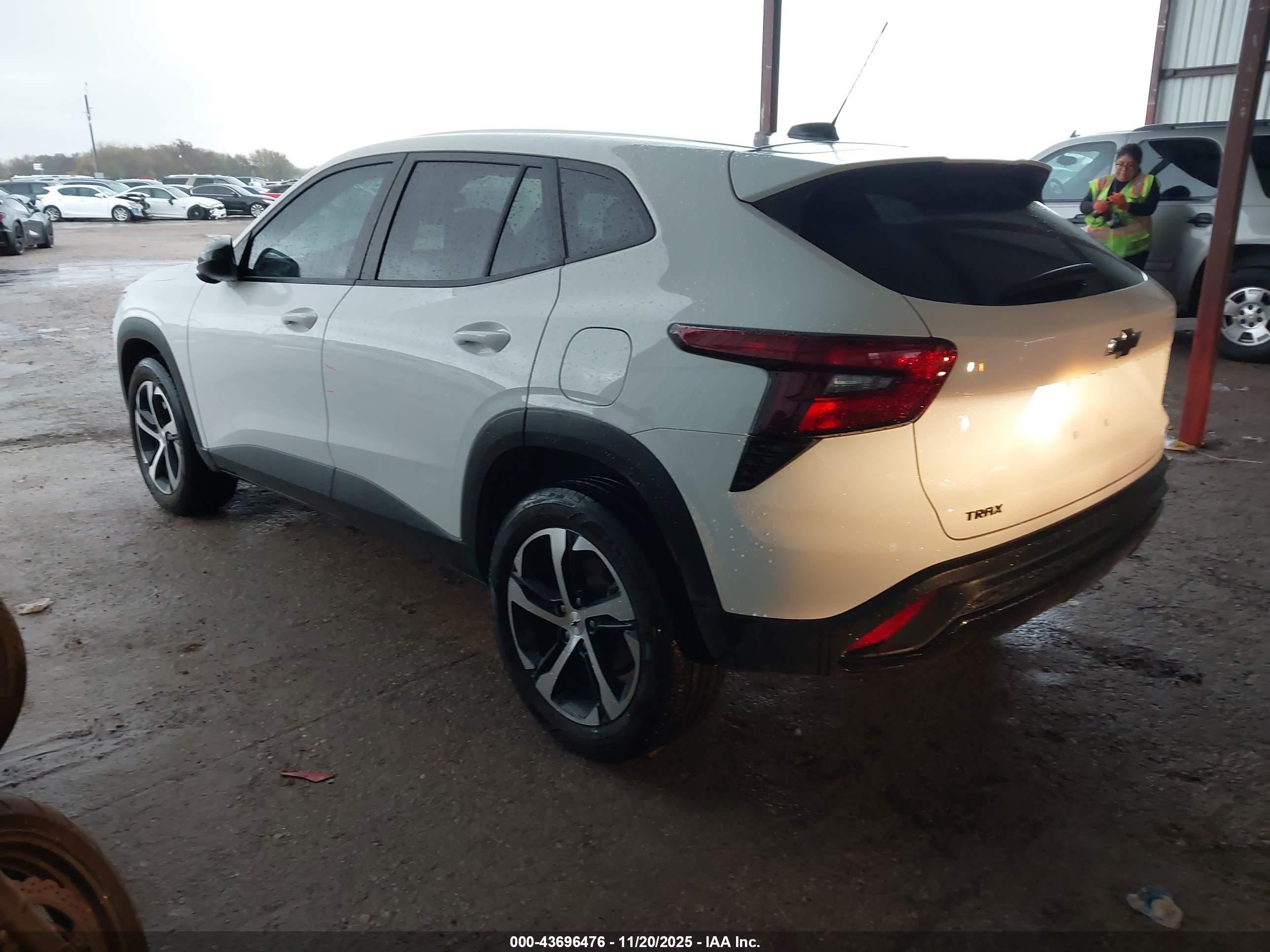 CHEVROLET TRAX image 3